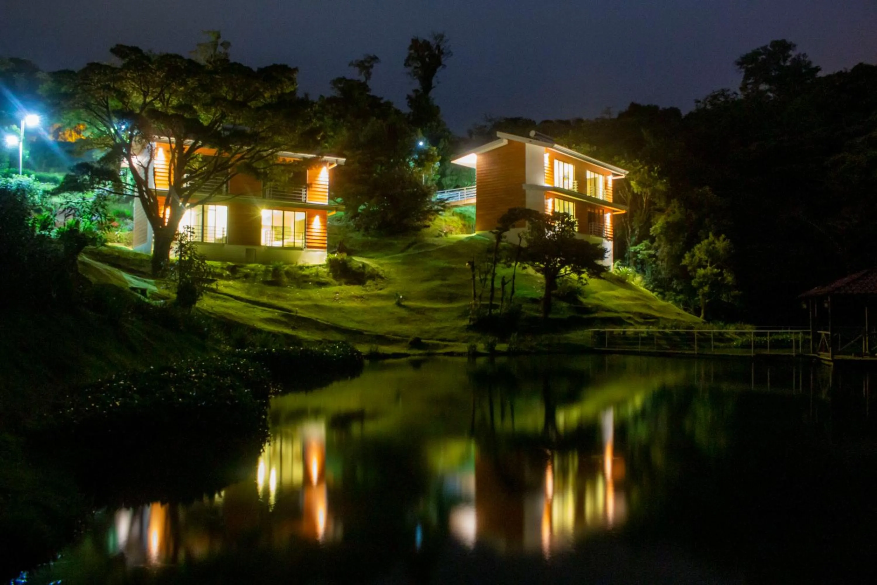 Property building in Burbi Lake Lodge Monteverde