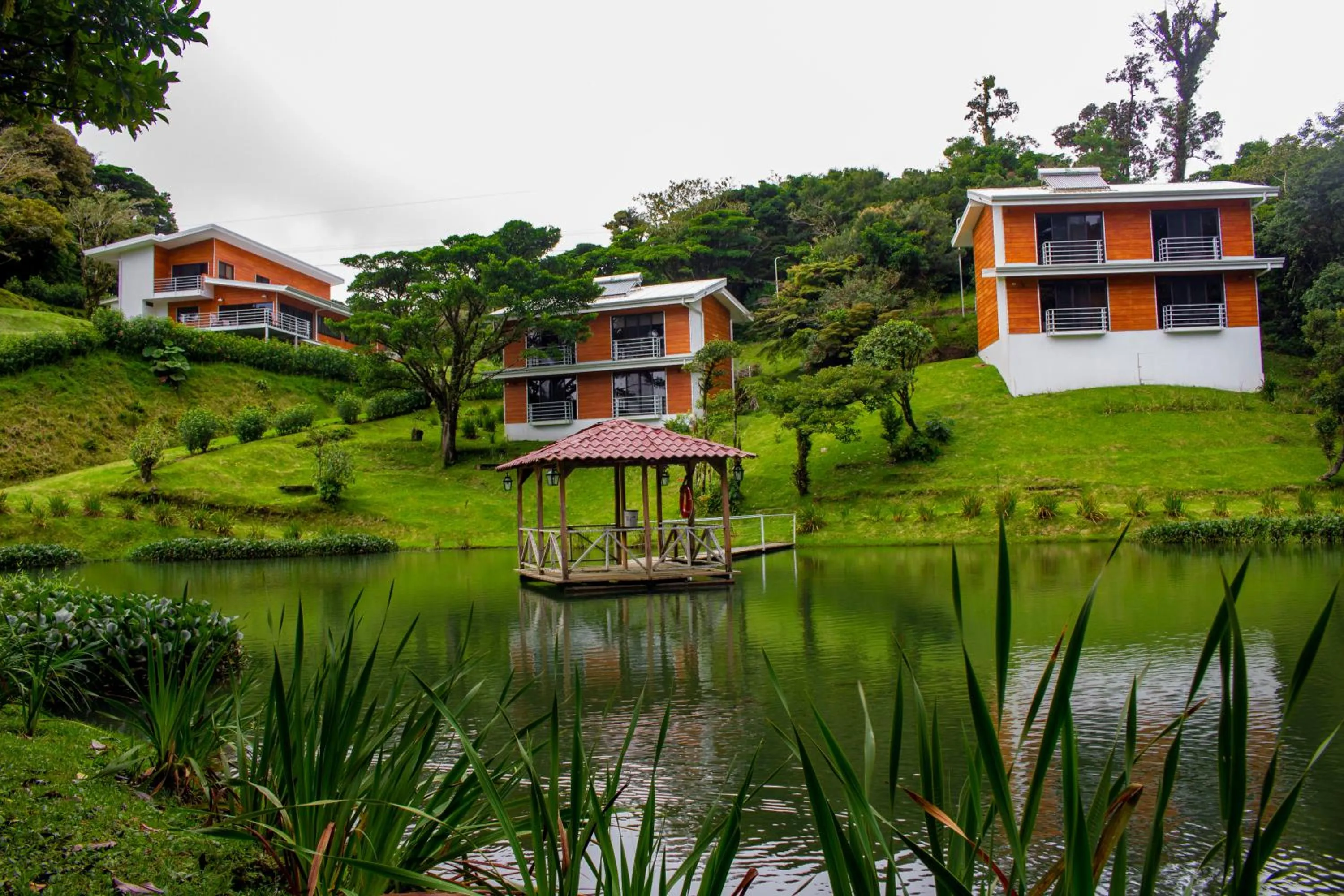 Lake view in Burbi Lake Lodge Monteverde