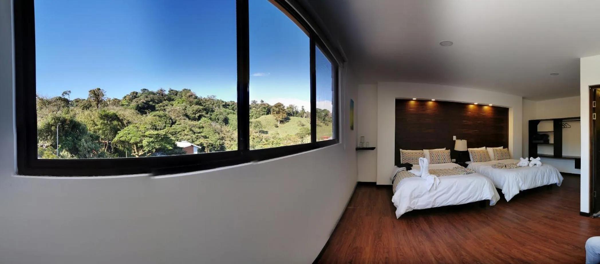 Bed in Burbi Lake Lodge Monteverde