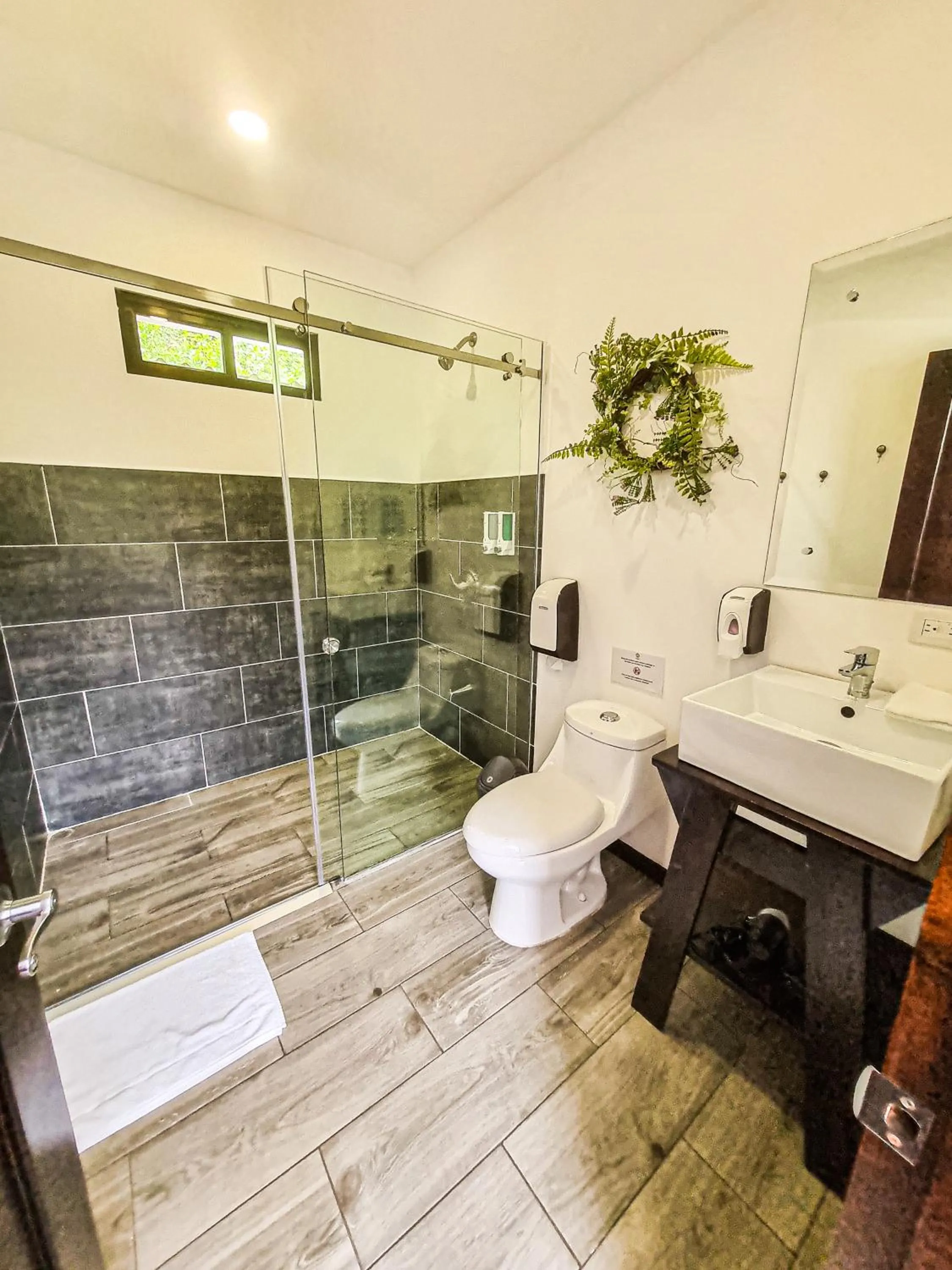 Bathroom in Burbi Lake Lodge Monteverde