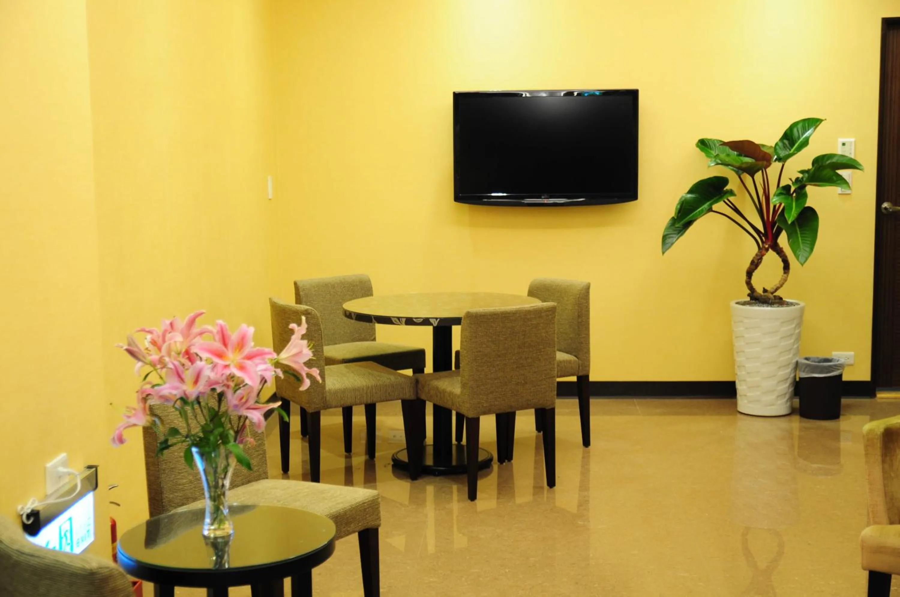 Communal lounge/ TV room in Garden Hotel