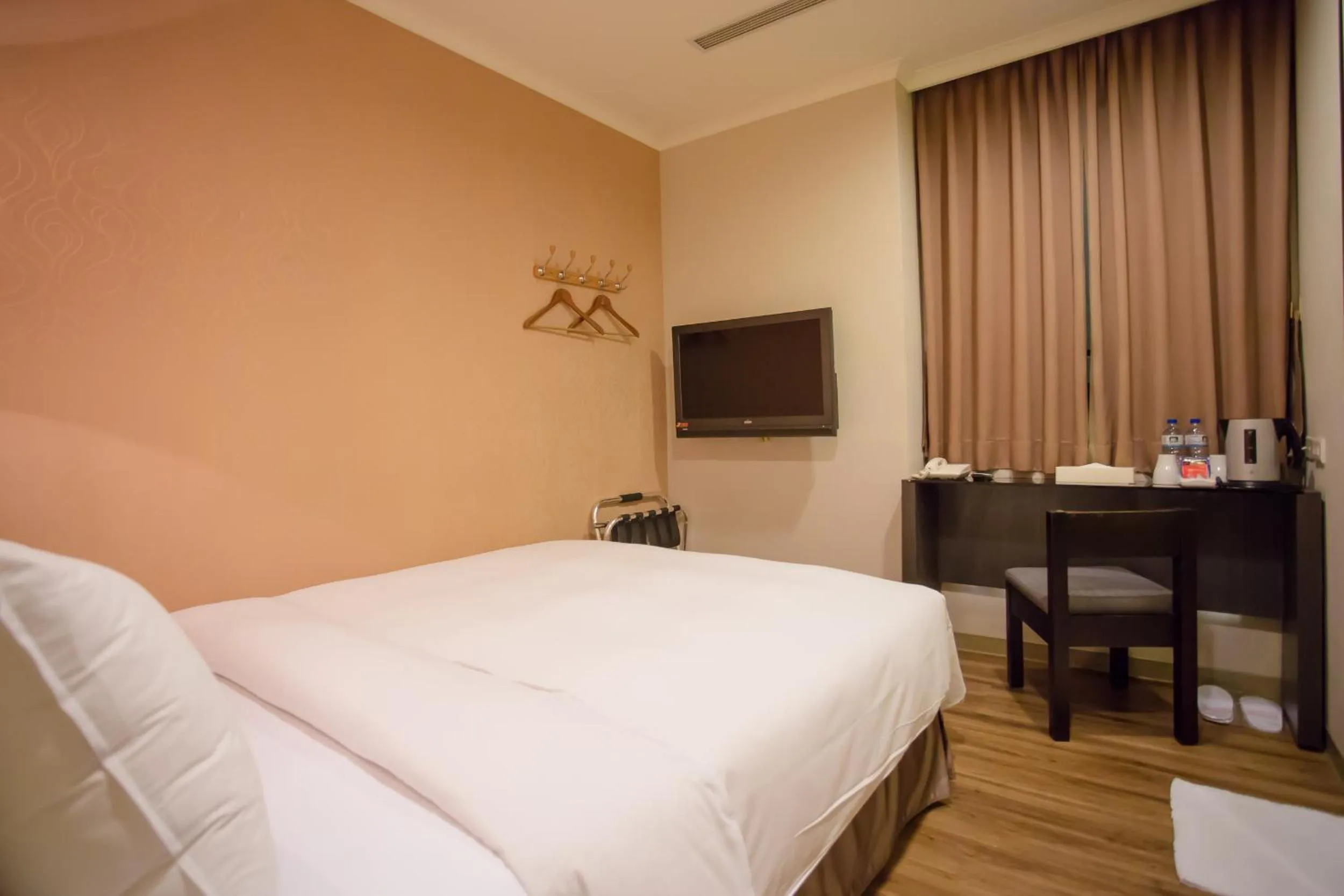 Photo of the whole room, Bed in Garden Hotel