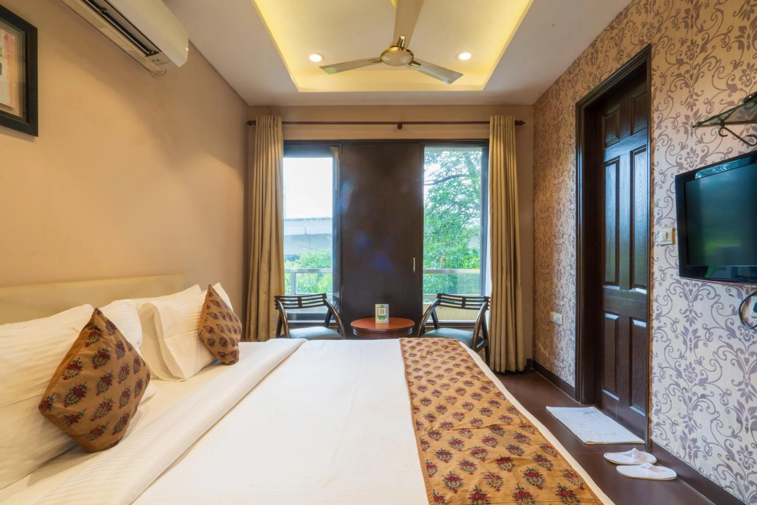 Bedroom, Bed in Cosy Grand, Chanakyapuri by The Cosy Hotels