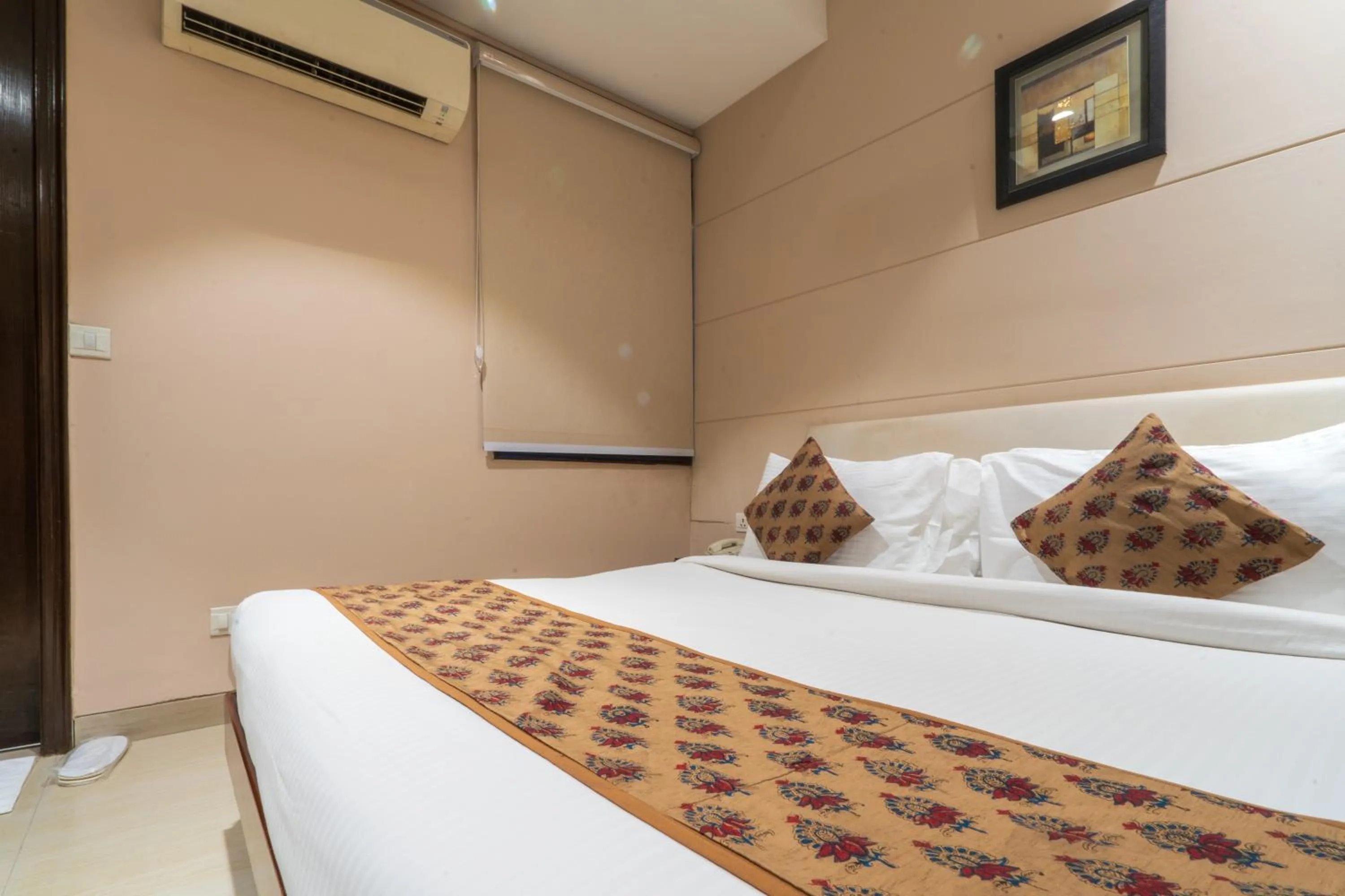 Bedroom, Bed in Cosy Grand, Chanakyapuri by The Cosy Hotels