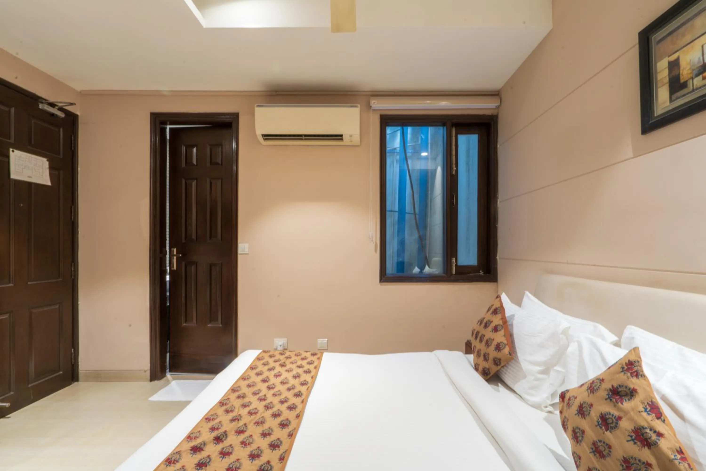 Bedroom, Bed in Cosy Grand, Chanakyapuri by The Cosy Hotels