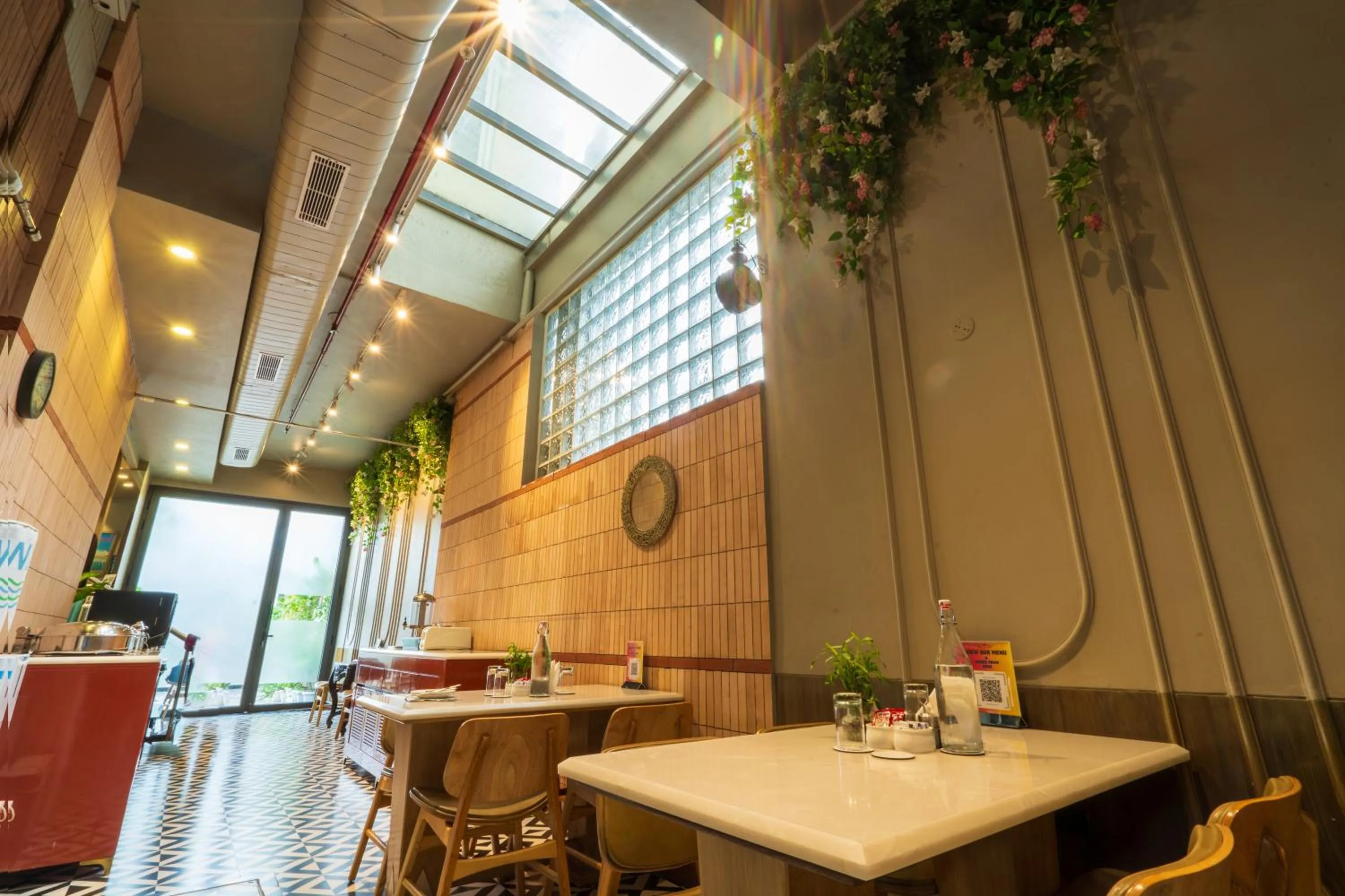 Restaurant/places to eat in Cosy Grand, Chanakyapuri by The Cosy Hotels