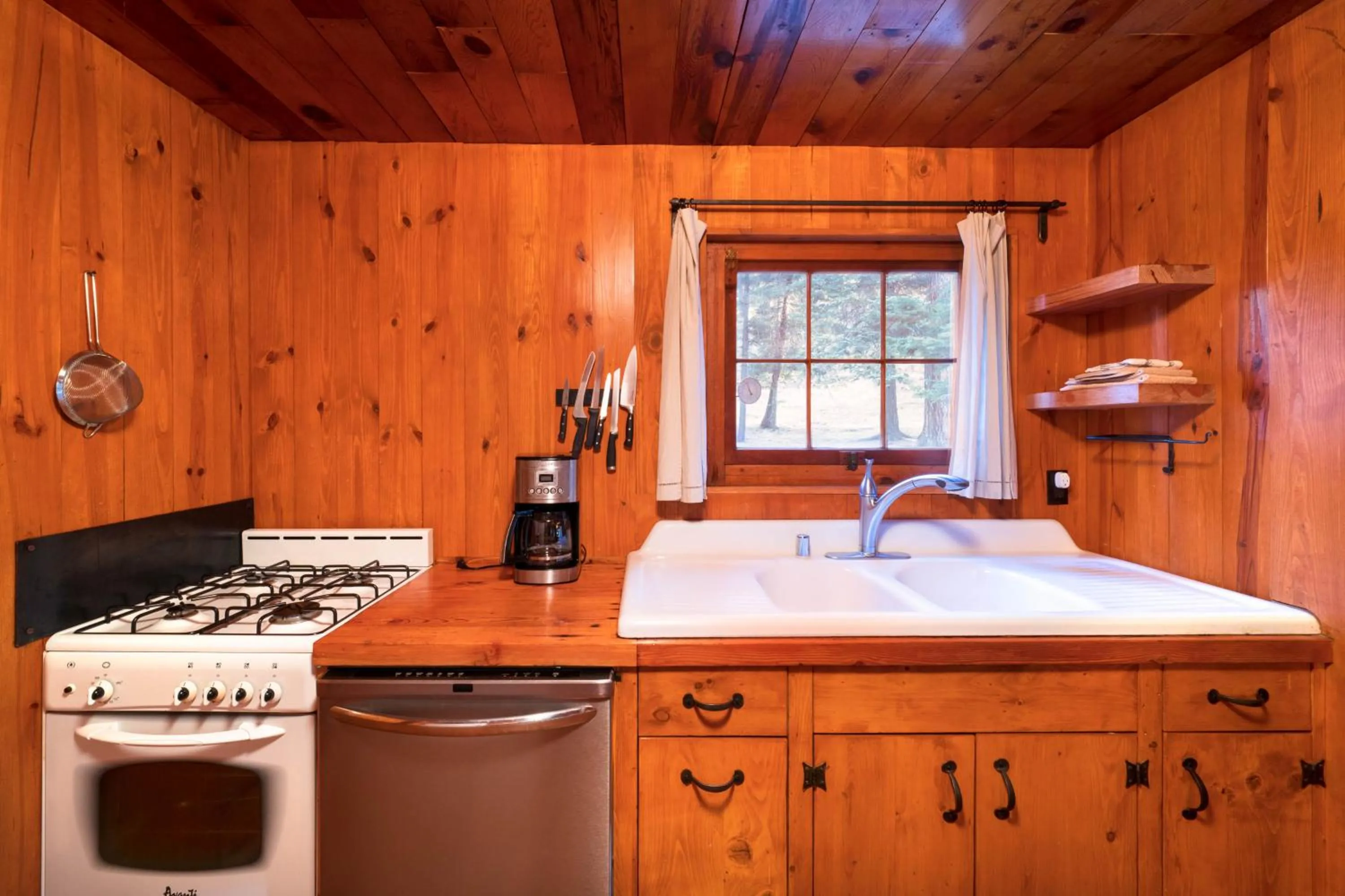 Kitchen or kitchenette in Corkins Lodge