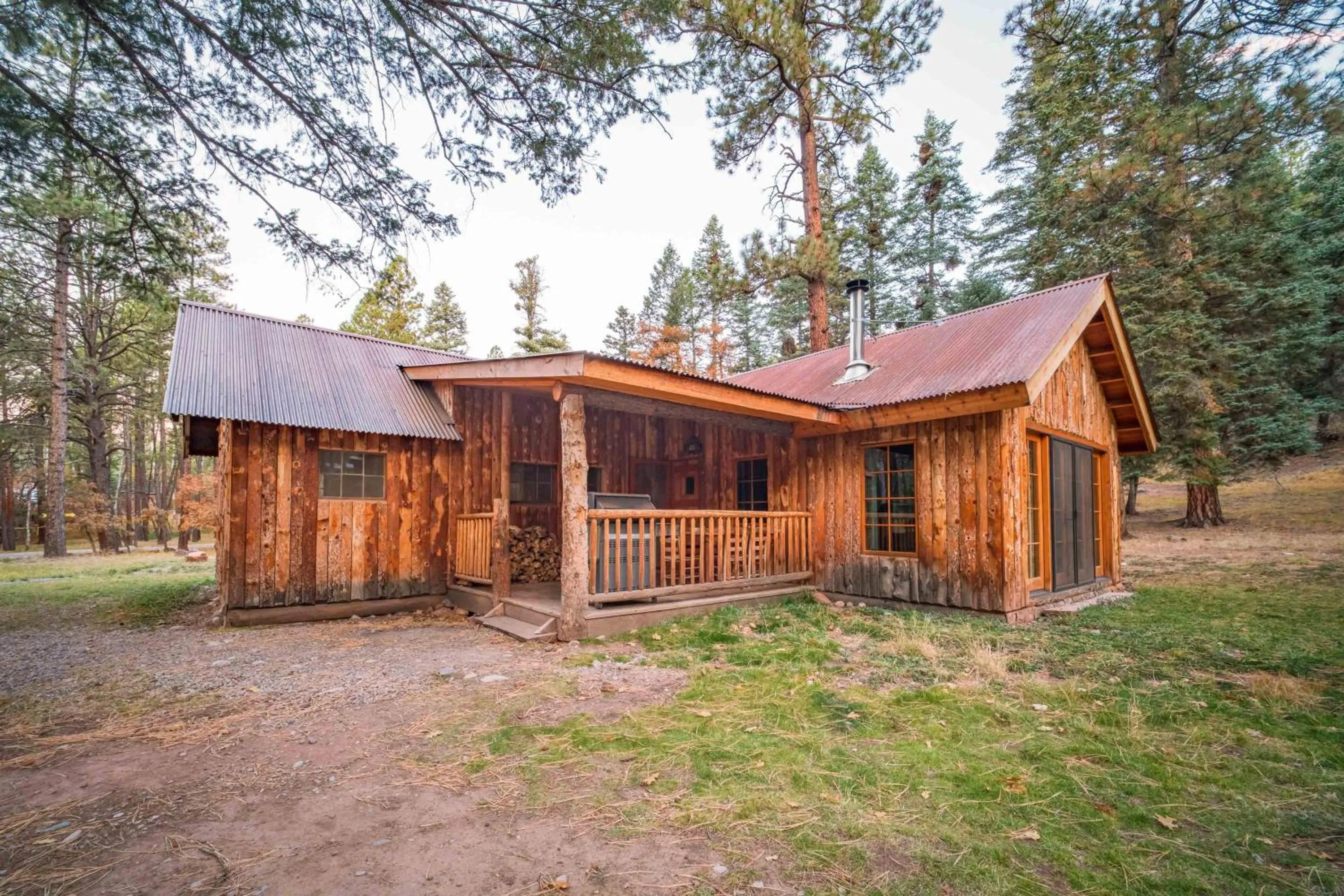 Facade/entrance in Corkins Lodge