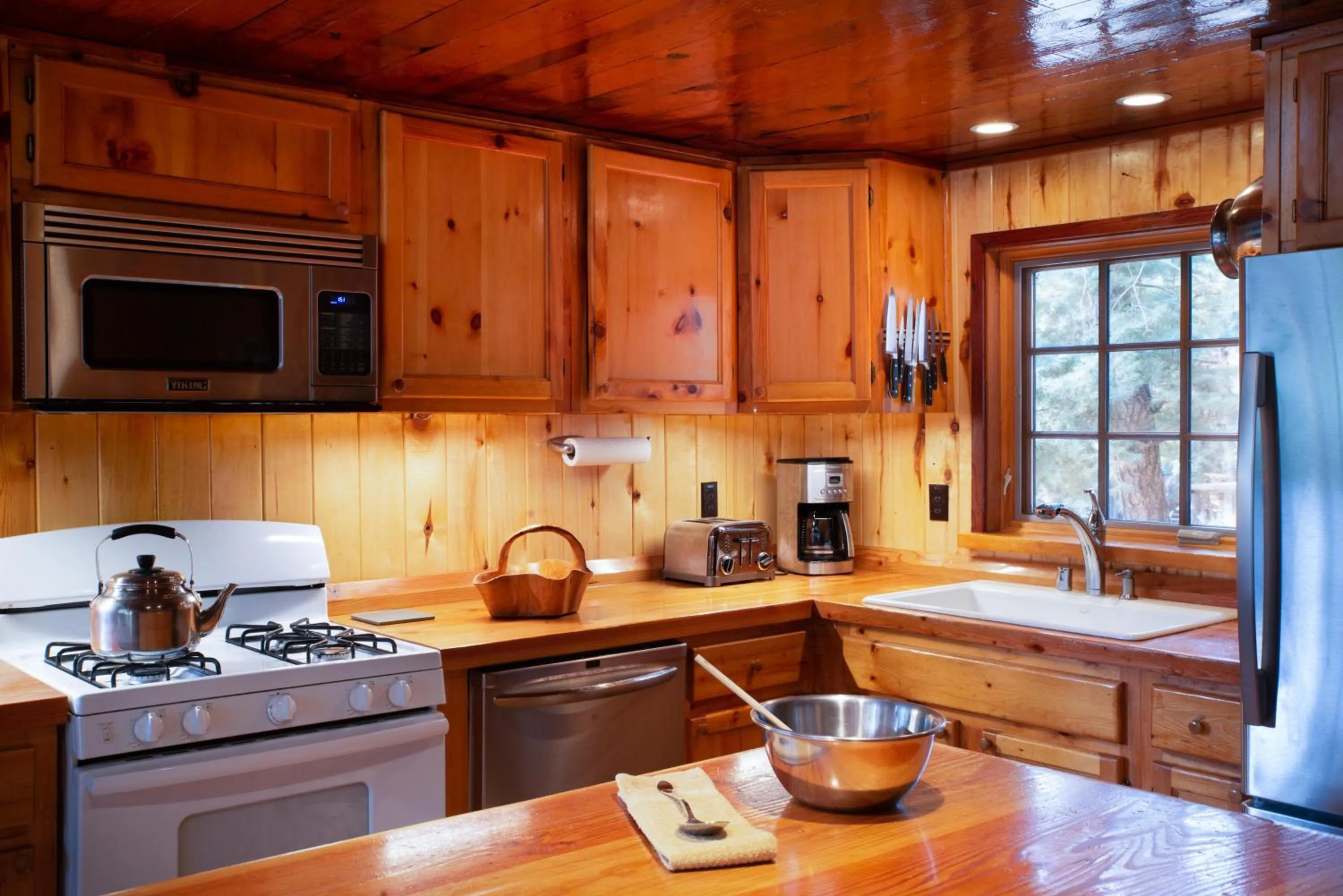 Kitchen or kitchenette in Corkins Lodge