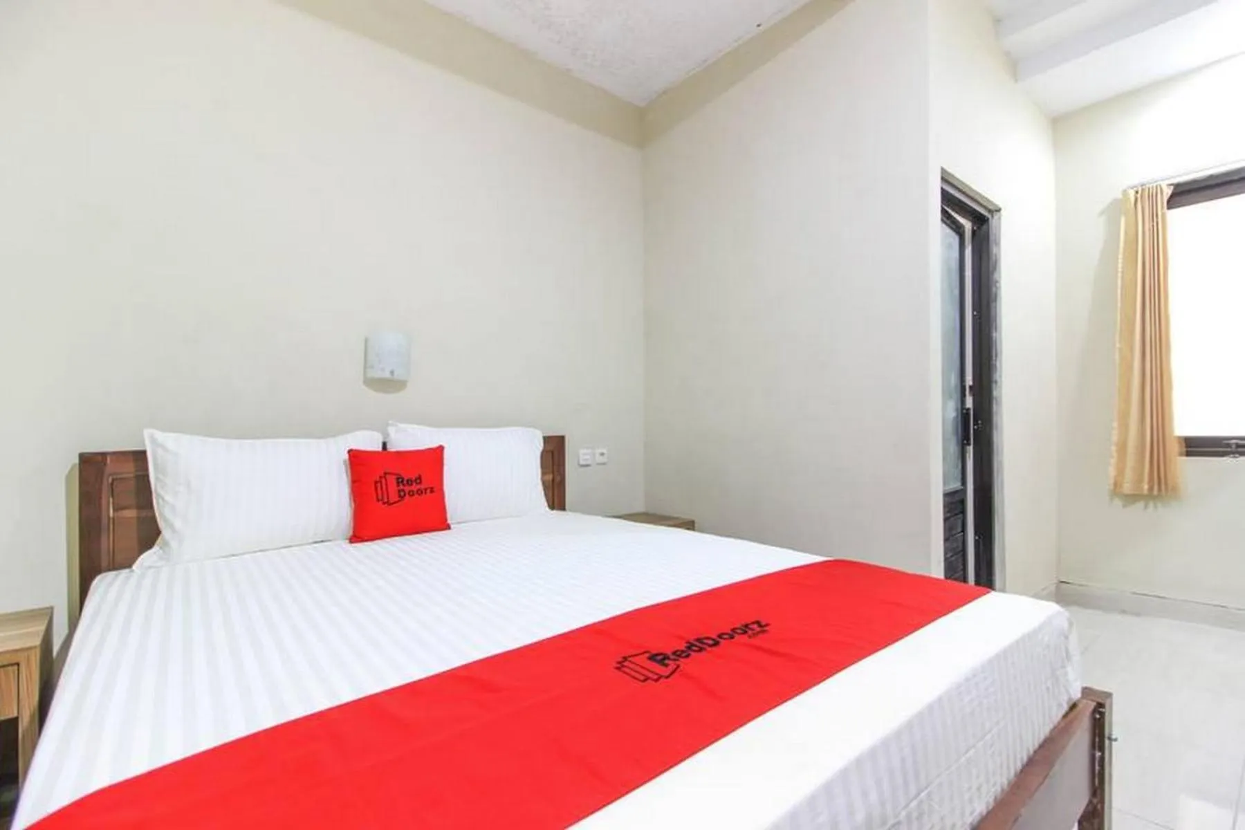 Bedroom, Bed in RedDoorz near Jogja Kembali Monument 3