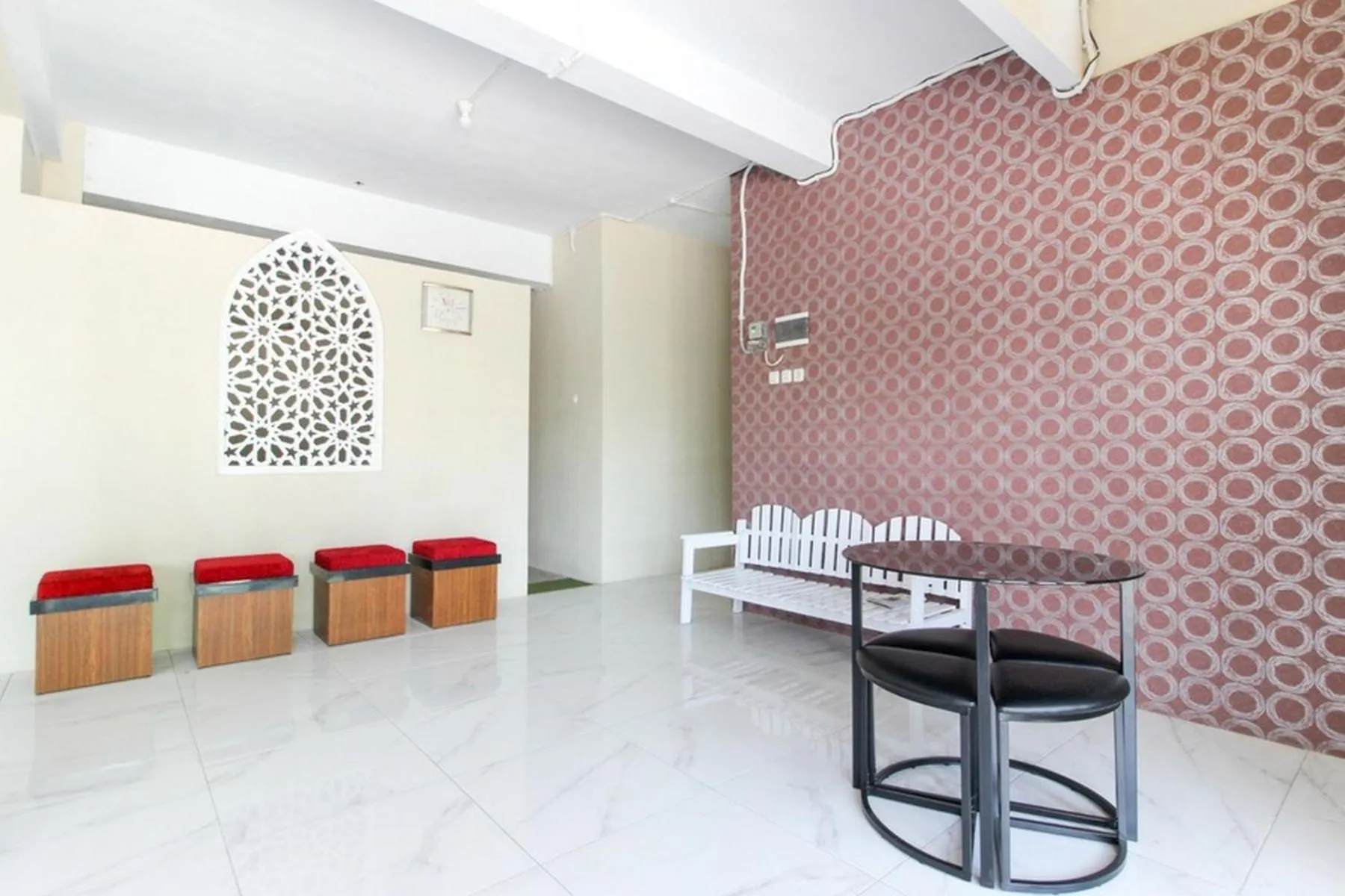 Living room in RedDoorz near Jogja Kembali Monument 3