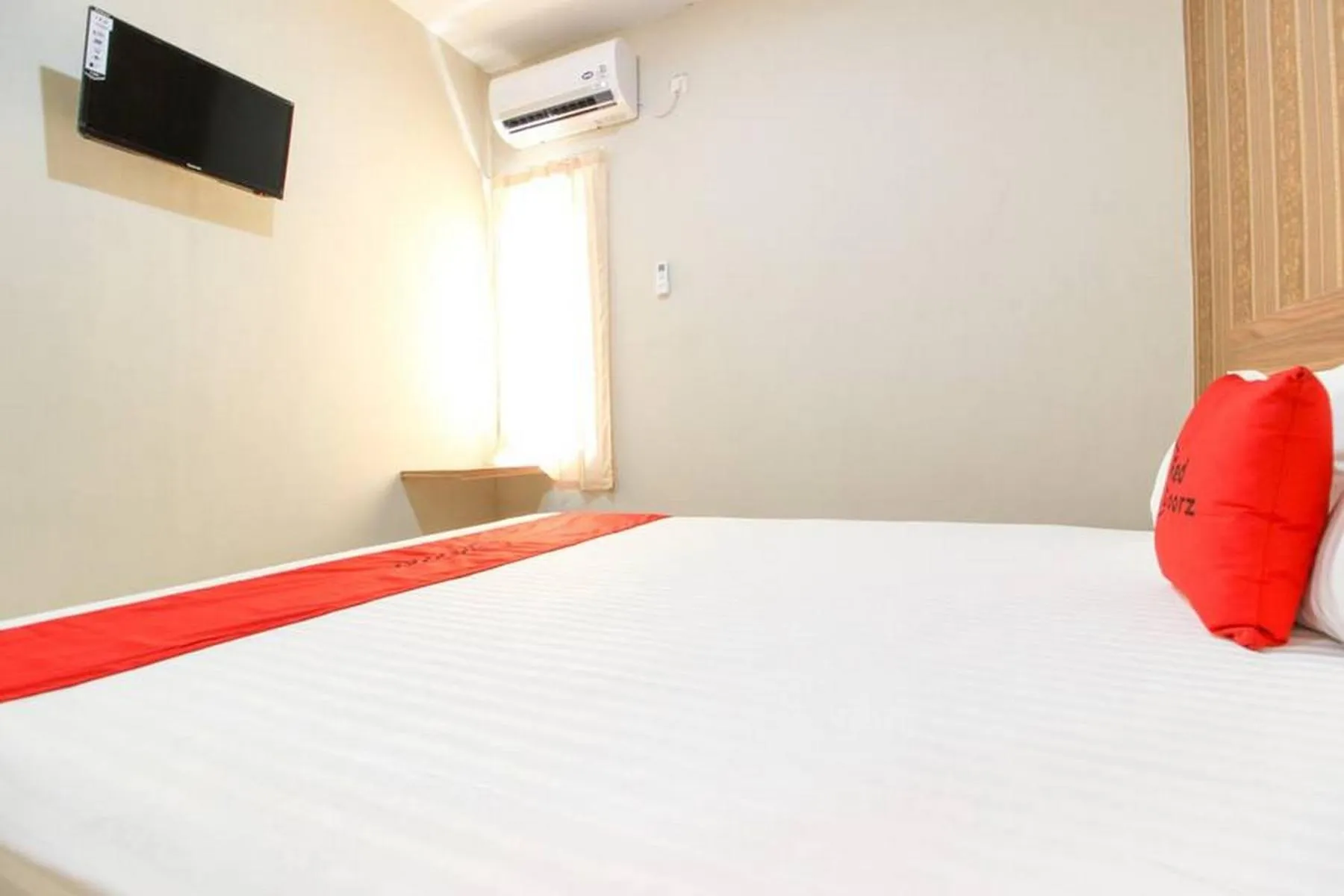 Bed in RedDoorz near Jogja Kembali Monument 3