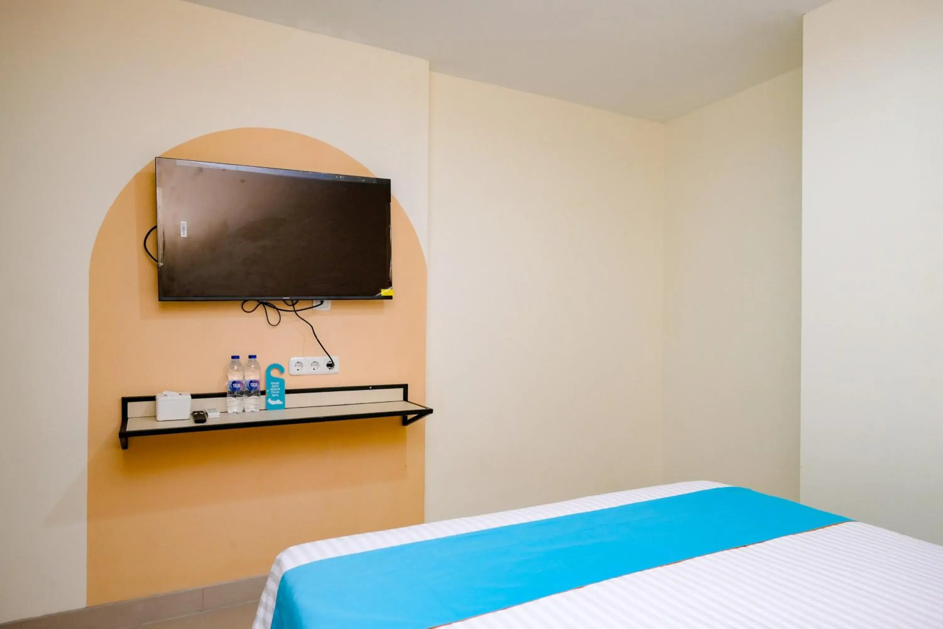 Bedroom, Bed in Sans Hotel Mataram Malioboro Bedroom, Bed in Sans Hotel Mataram Malioboro