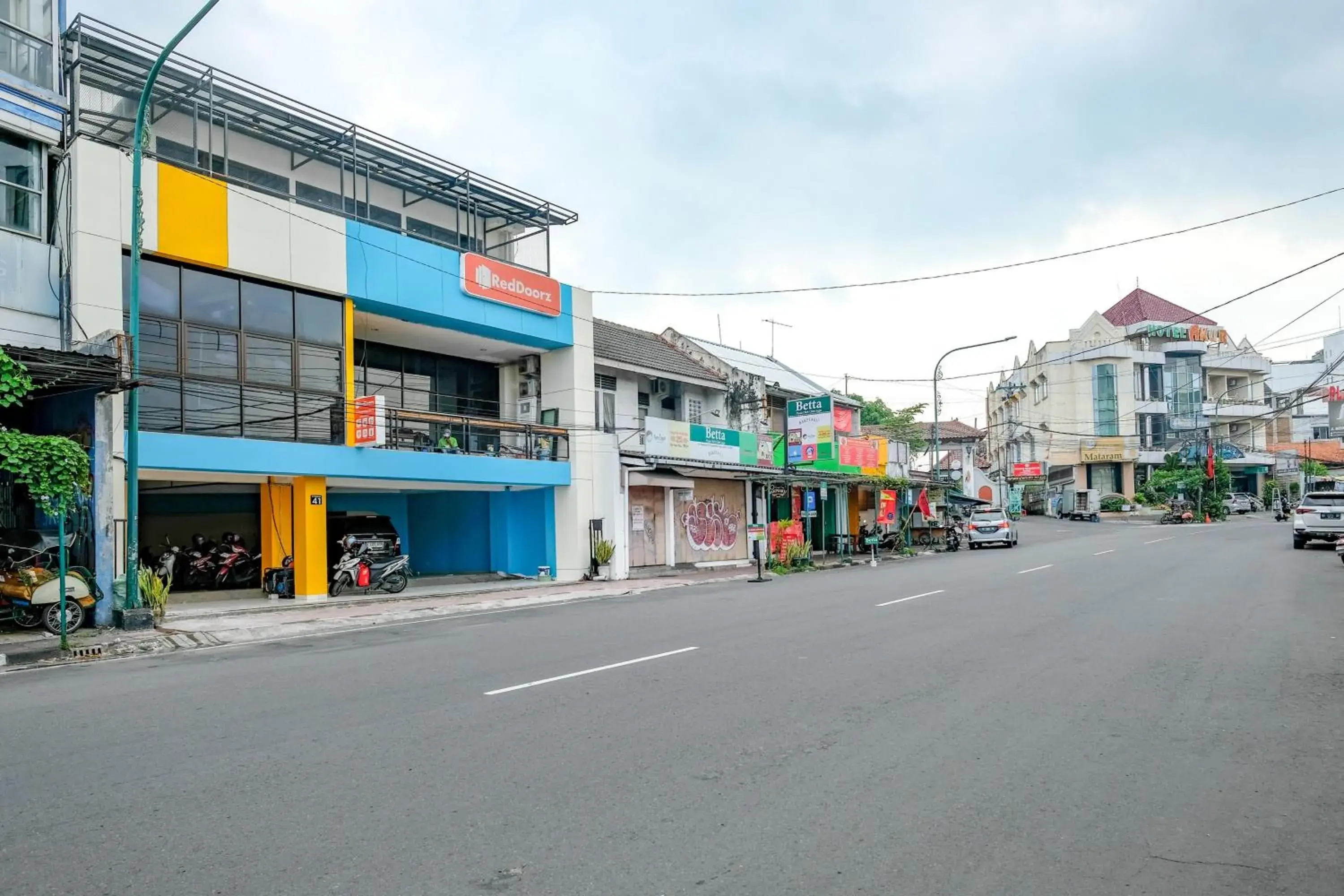 Facade/entrance in Sans Hotel Mataram Malioboro Facade/entrance in Sans Hotel Mataram Malioboro