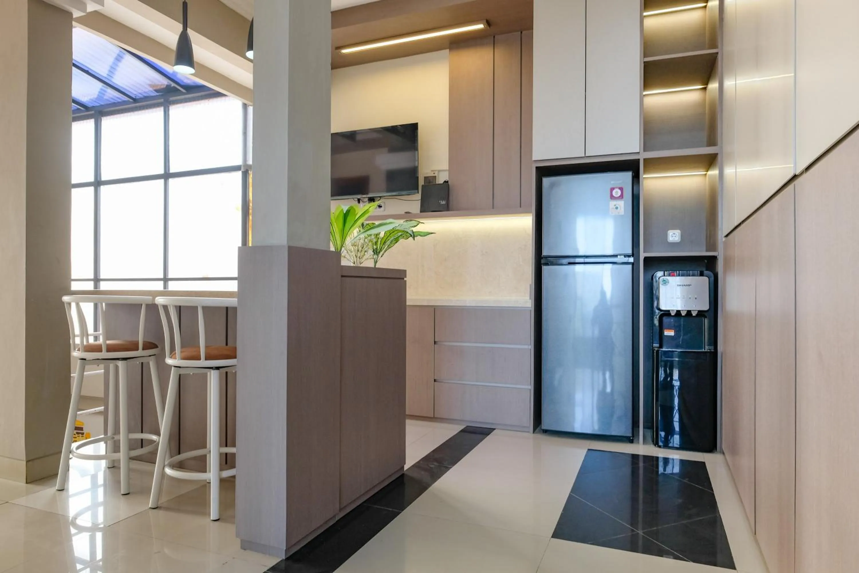 Kitchen or kitchenette in RedDoorz Syariah near Jogja City Mall 2