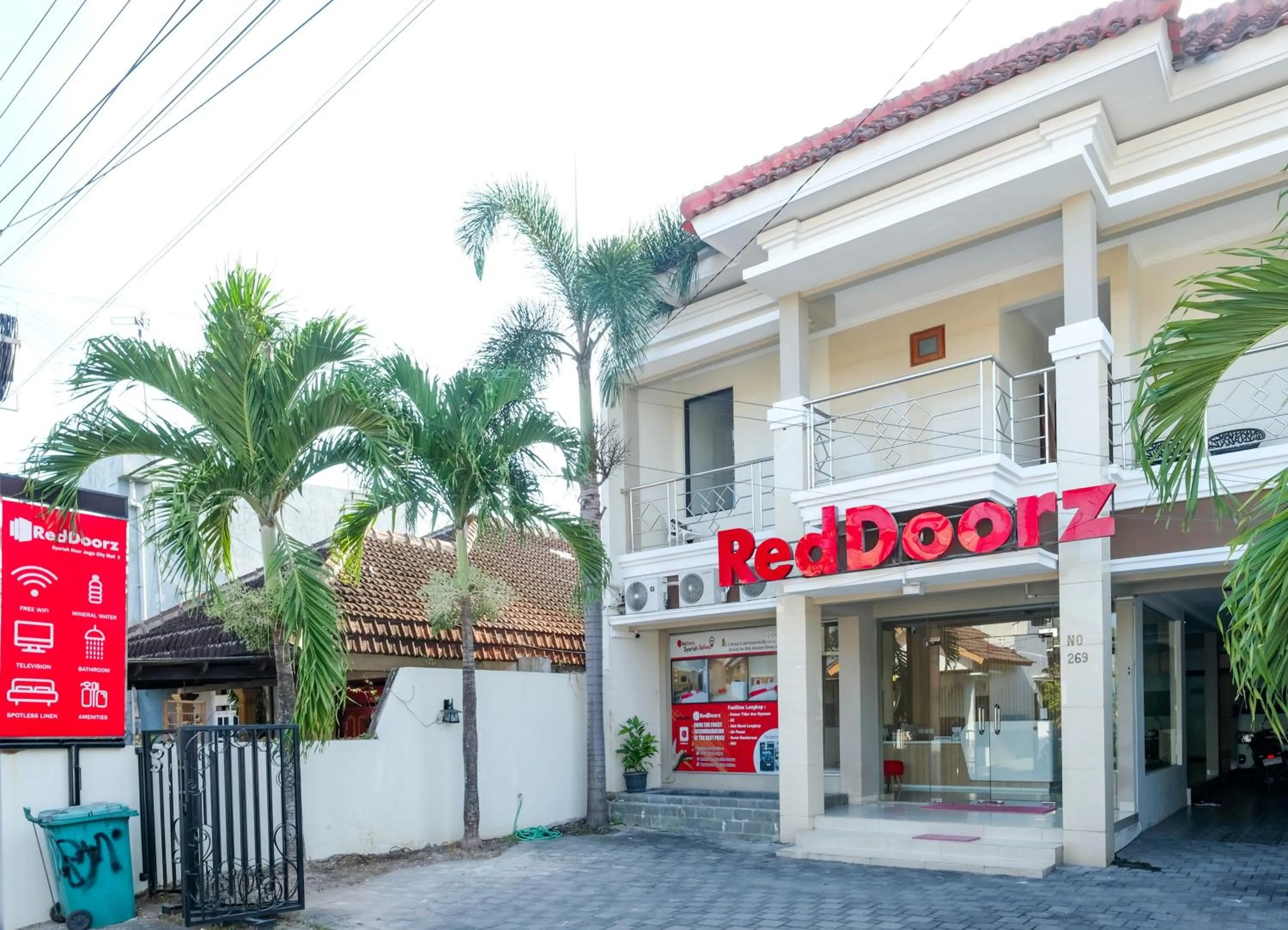 Facade/entrance in RedDoorz Syariah near Jogja City Mall 2