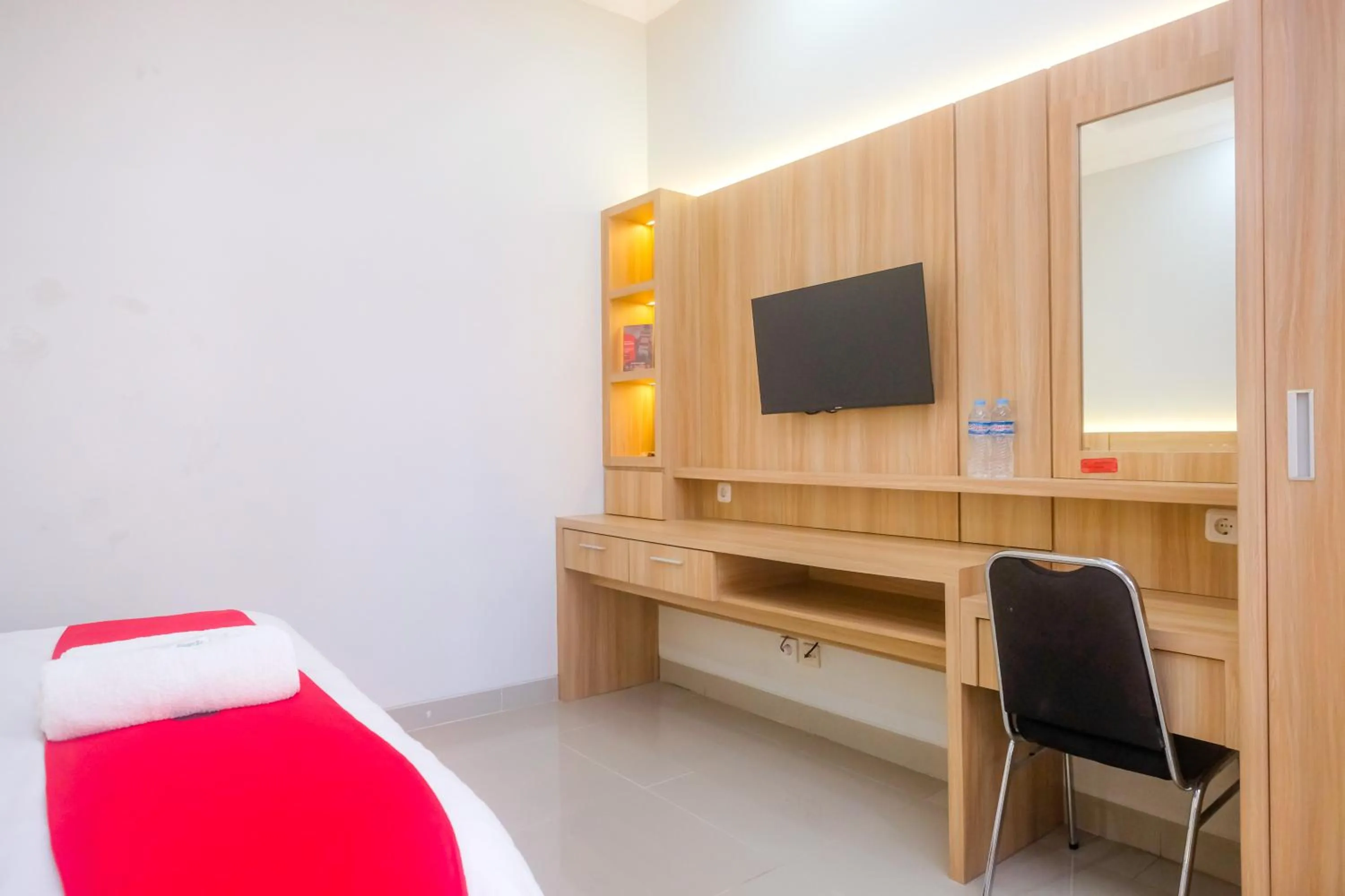 TV and multimedia, Bed in RedDoorz Syariah near Jogja City Mall 2