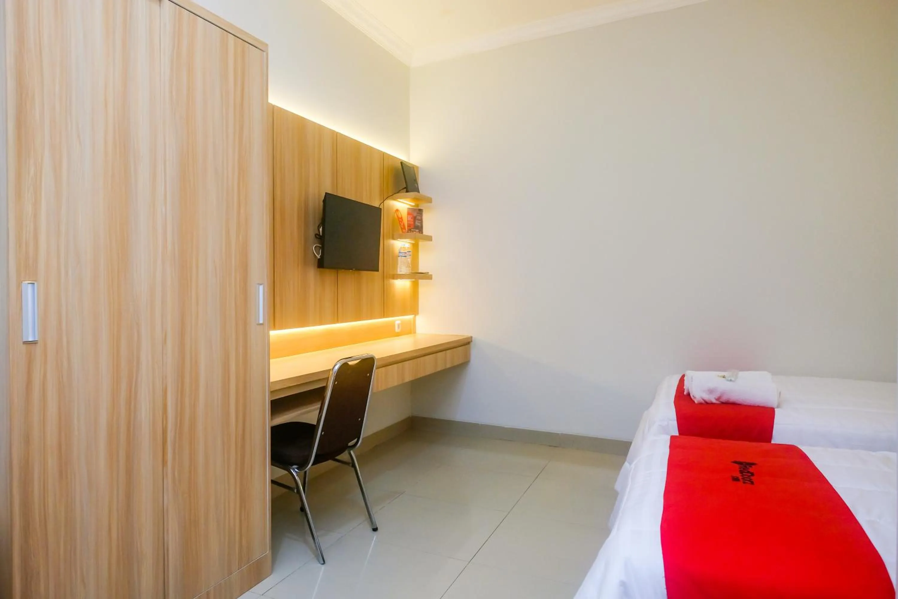 TV and multimedia, Bed in RedDoorz Syariah near Jogja City Mall 2