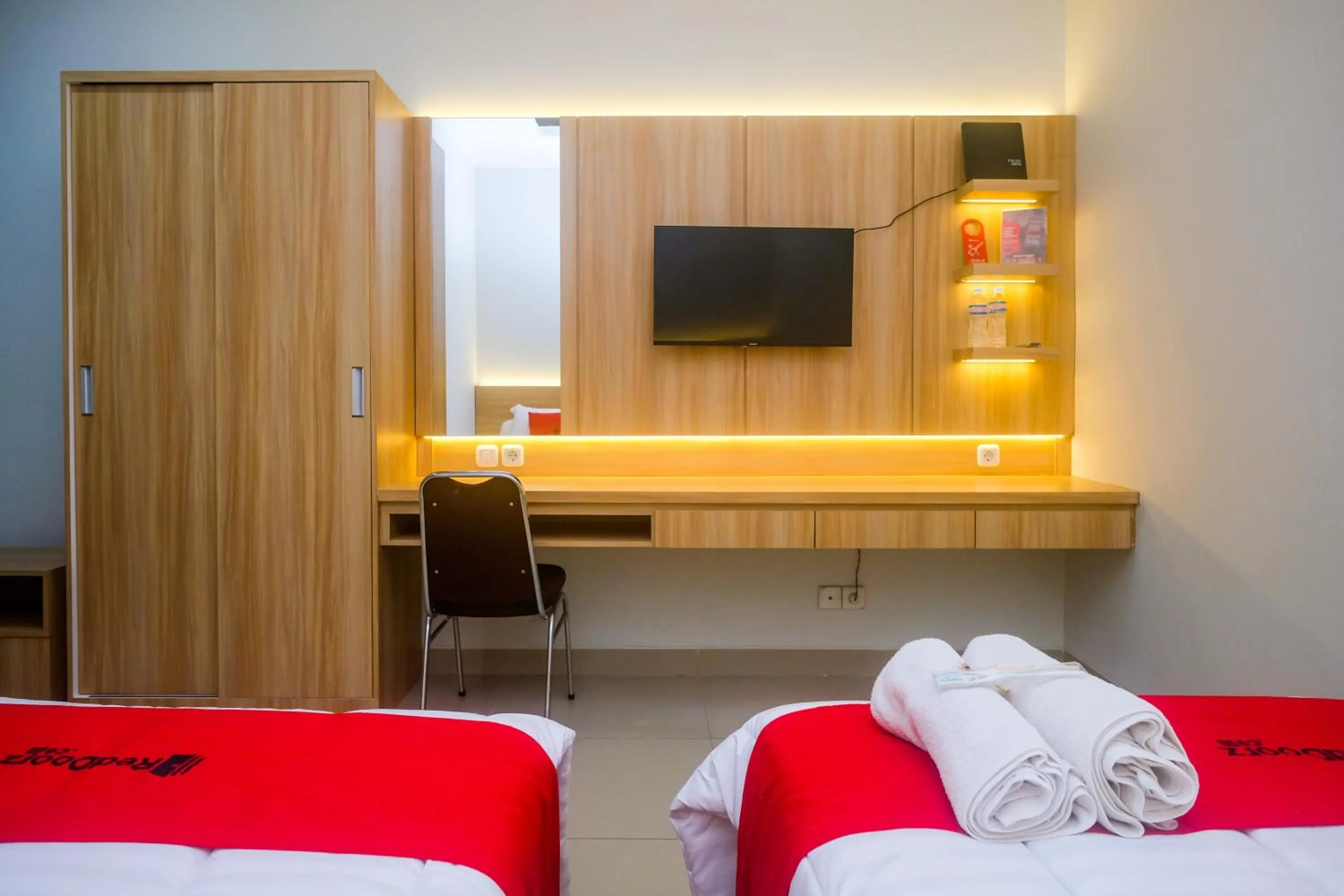 TV and multimedia, Bed in RedDoorz Syariah near Jogja City Mall 2