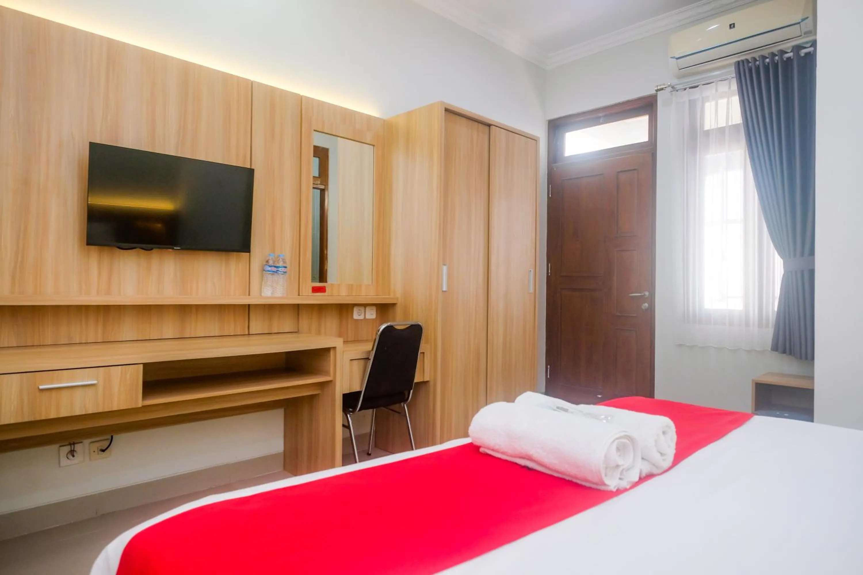 wardrobe, Bed in RedDoorz Syariah near Jogja City Mall 2