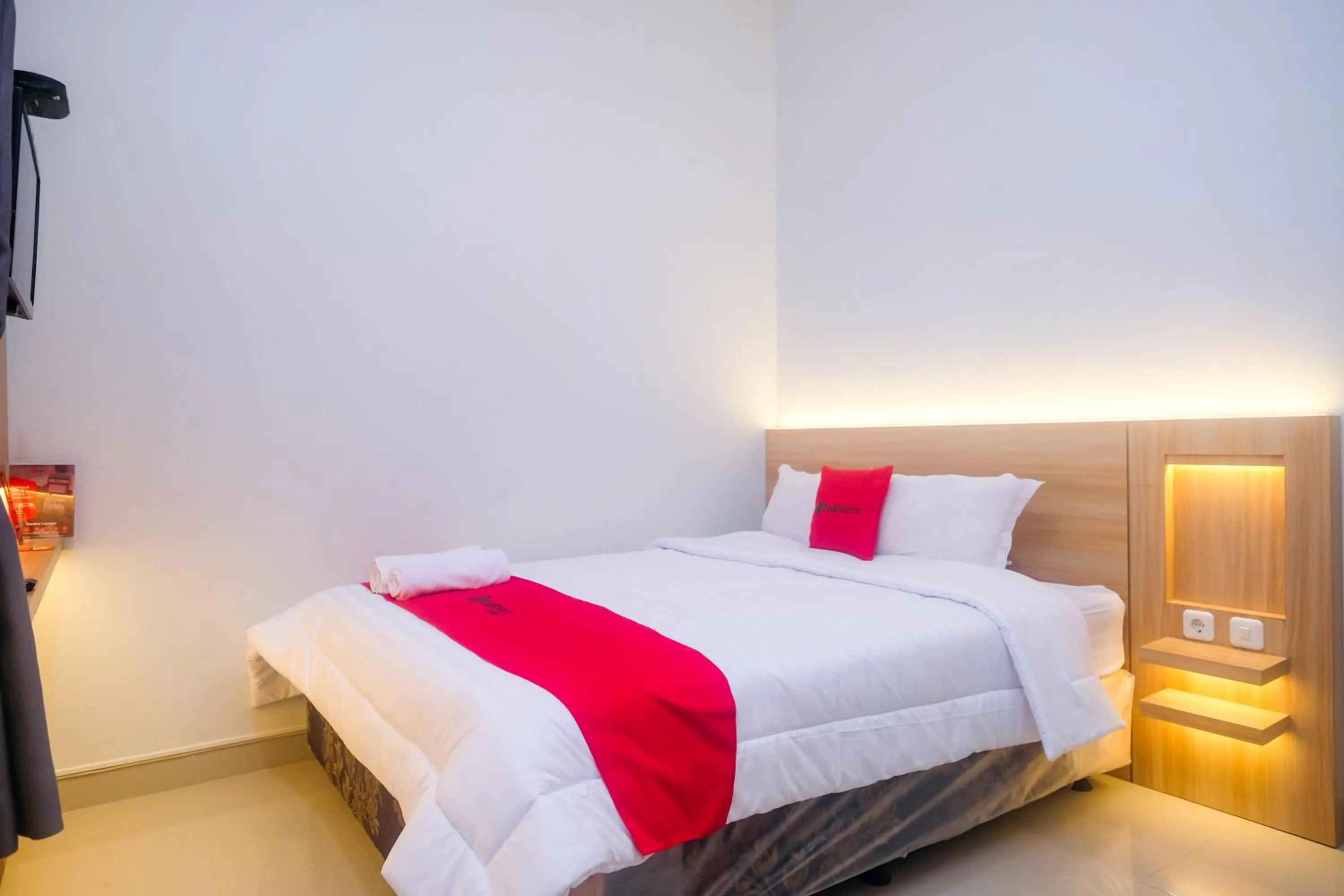 Bedroom, Bed in RedDoorz Syariah near Jogja City Mall 2