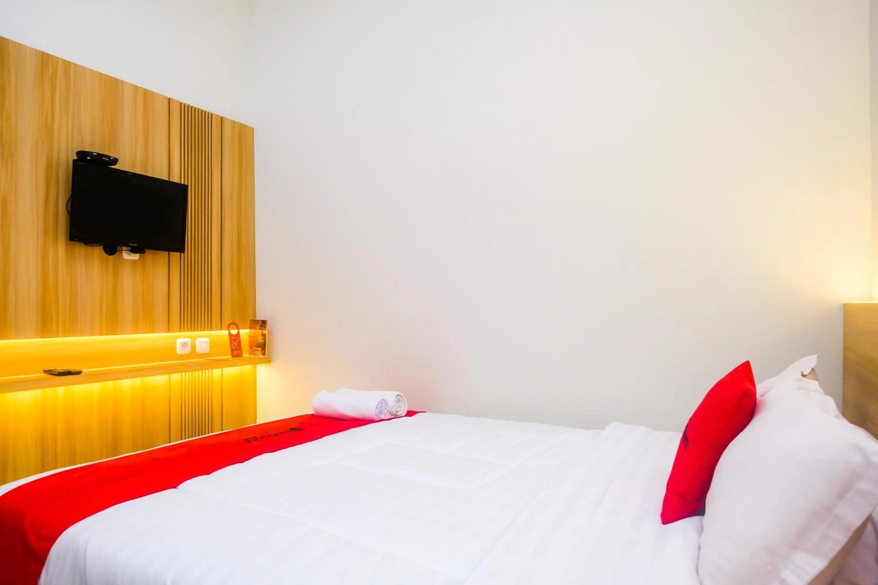 Bedroom, Bed in RedDoorz Syariah near Jogja City Mall 2