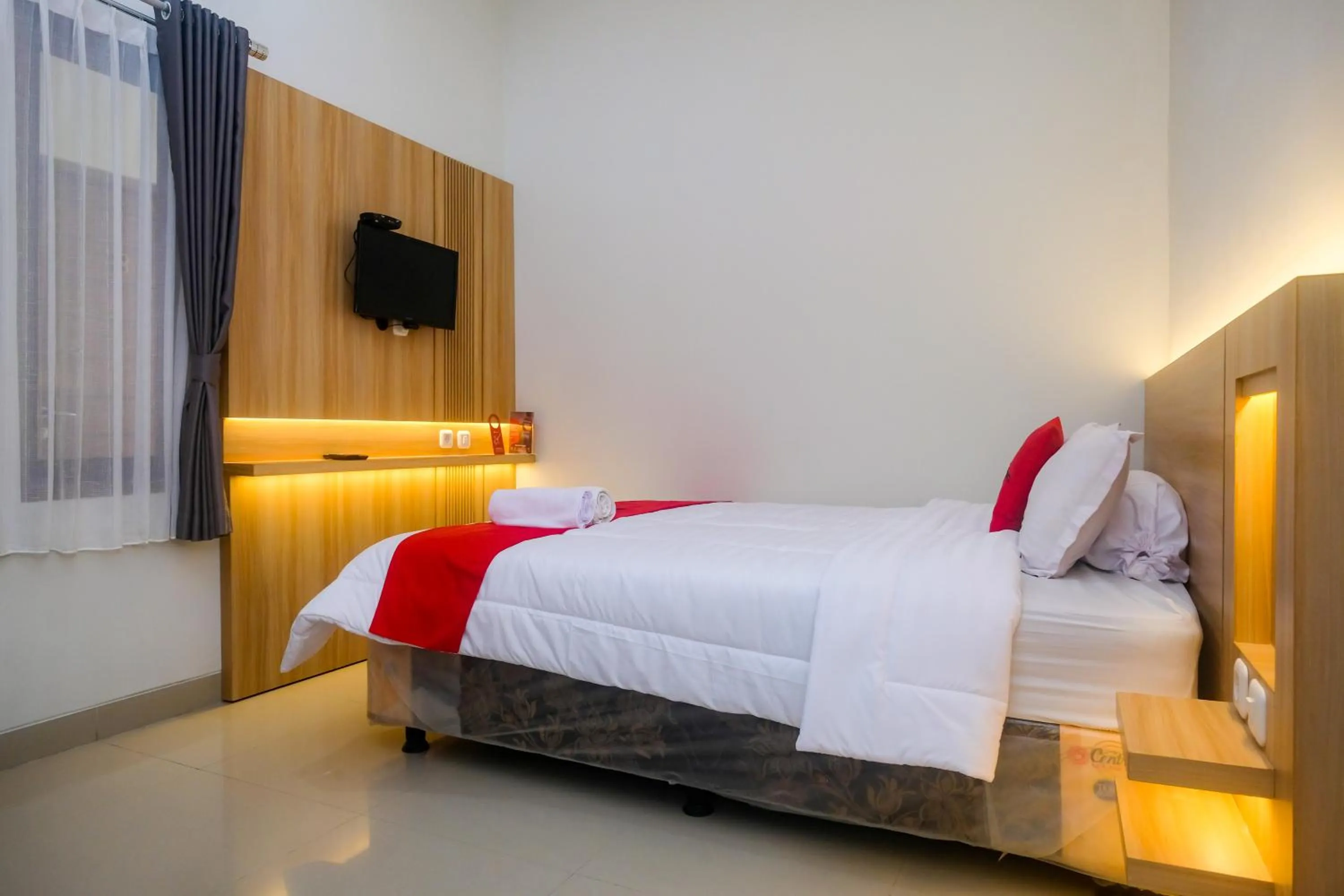 Bedroom, Bed in RedDoorz Syariah near Jogja City Mall 2