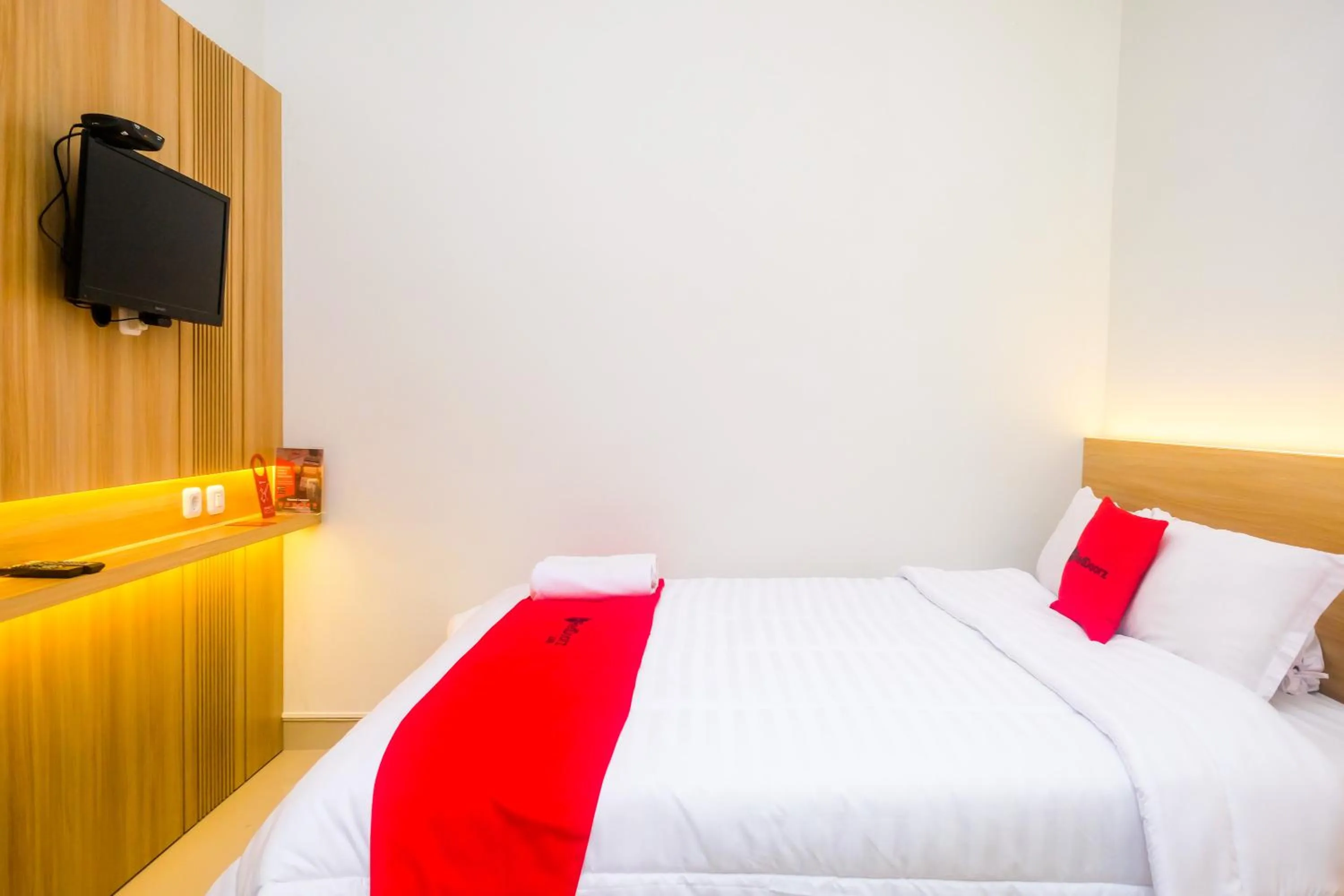 Bedroom, Bed in RedDoorz Syariah near Jogja City Mall 2