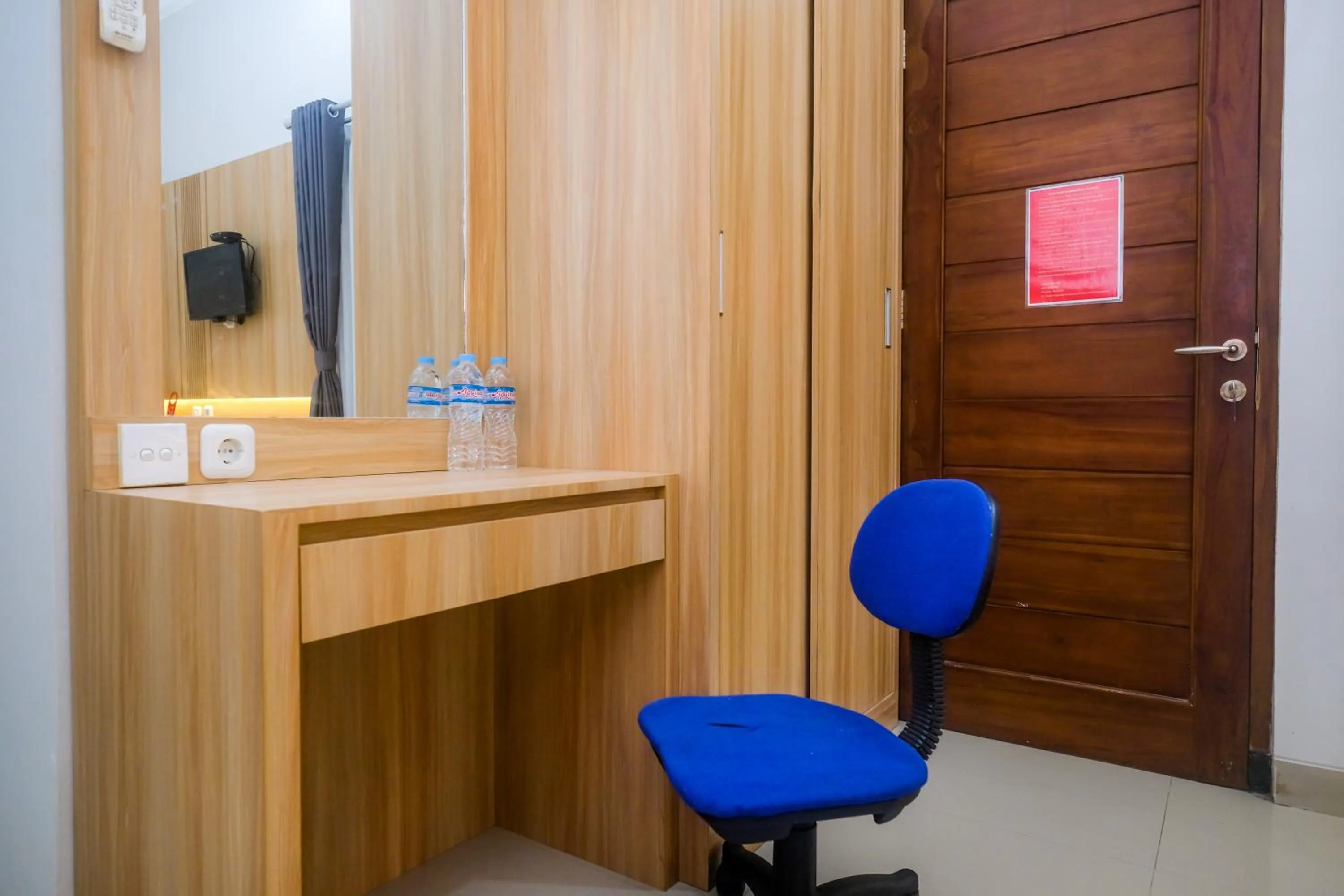 wardrobe in RedDoorz Syariah near Jogja City Mall 2