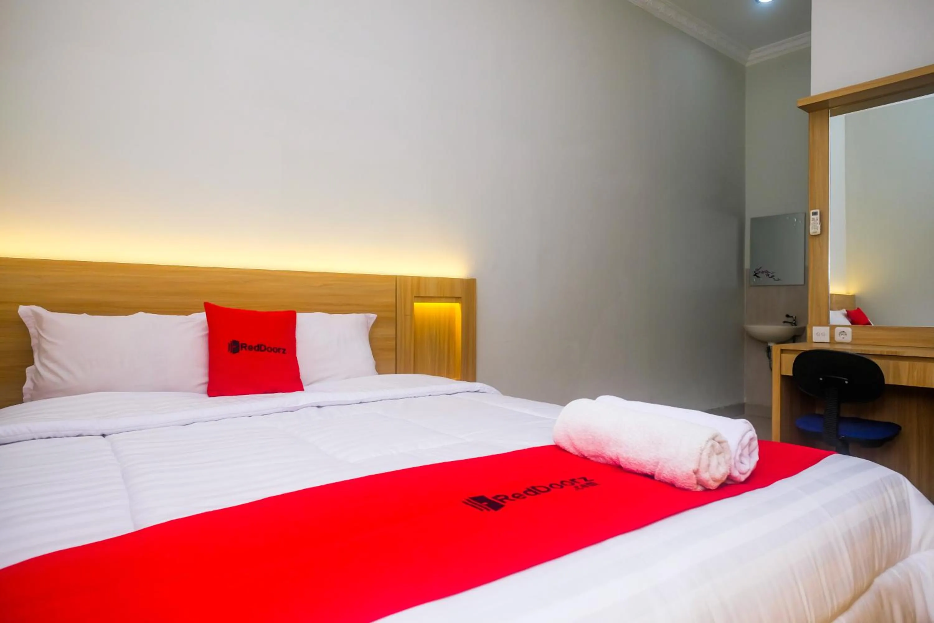 Bedroom, Bed in RedDoorz Syariah near Jogja City Mall 2