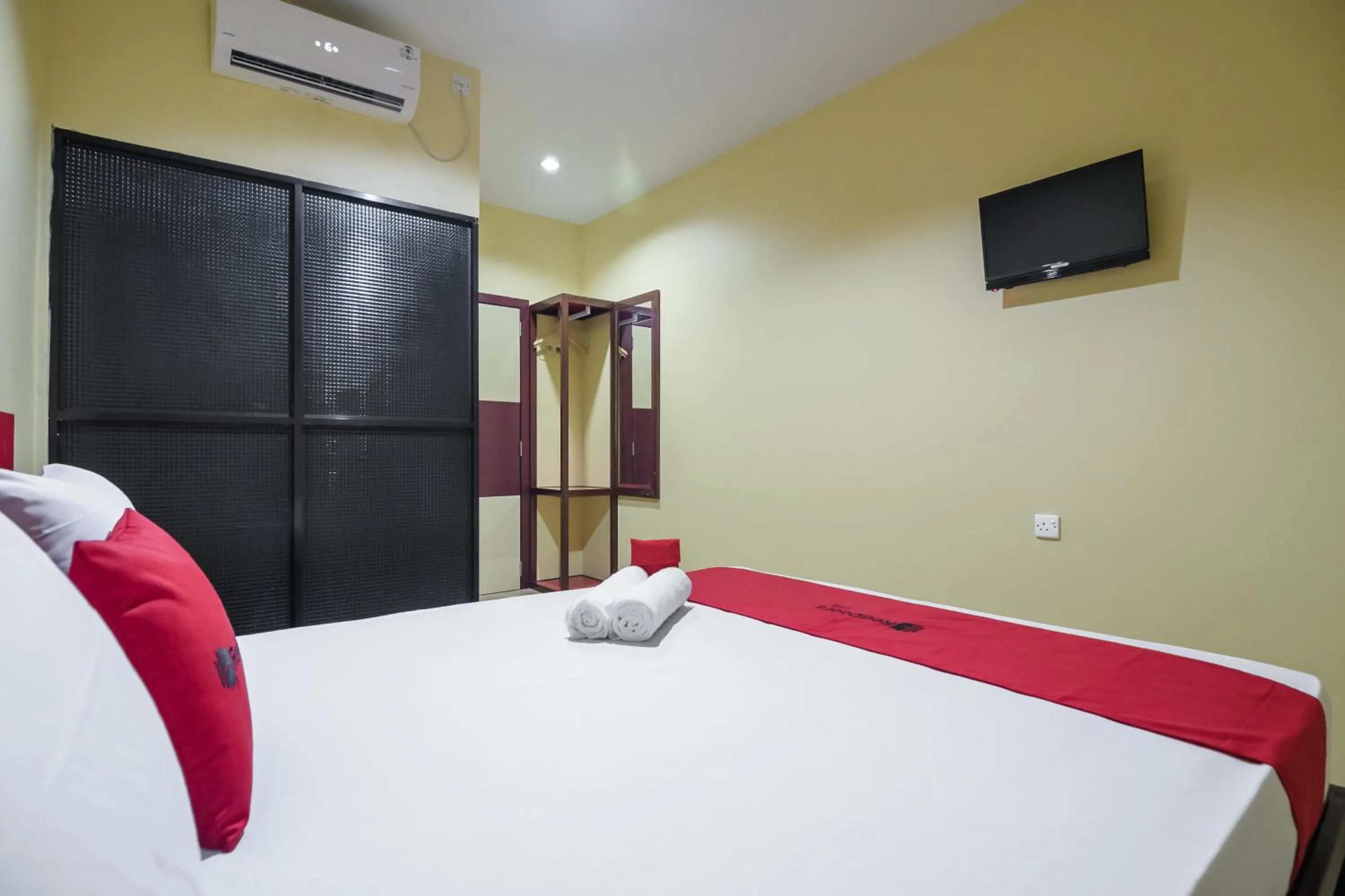 TV and multimedia, Bed in RedDoorz @ Batu Aji Batam 2
