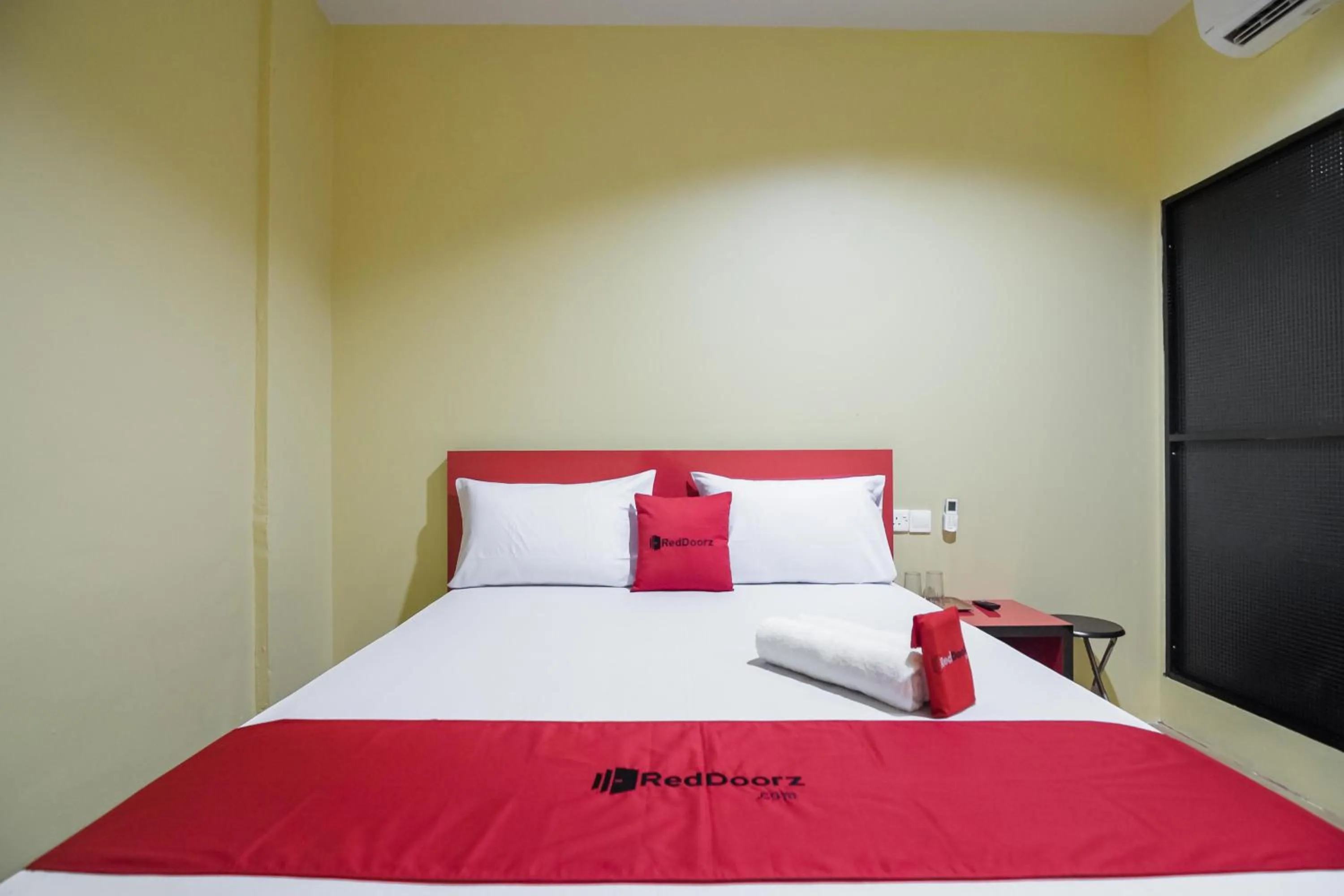 Bedroom, Bed in RedDoorz @ Batu Aji Batam 2
