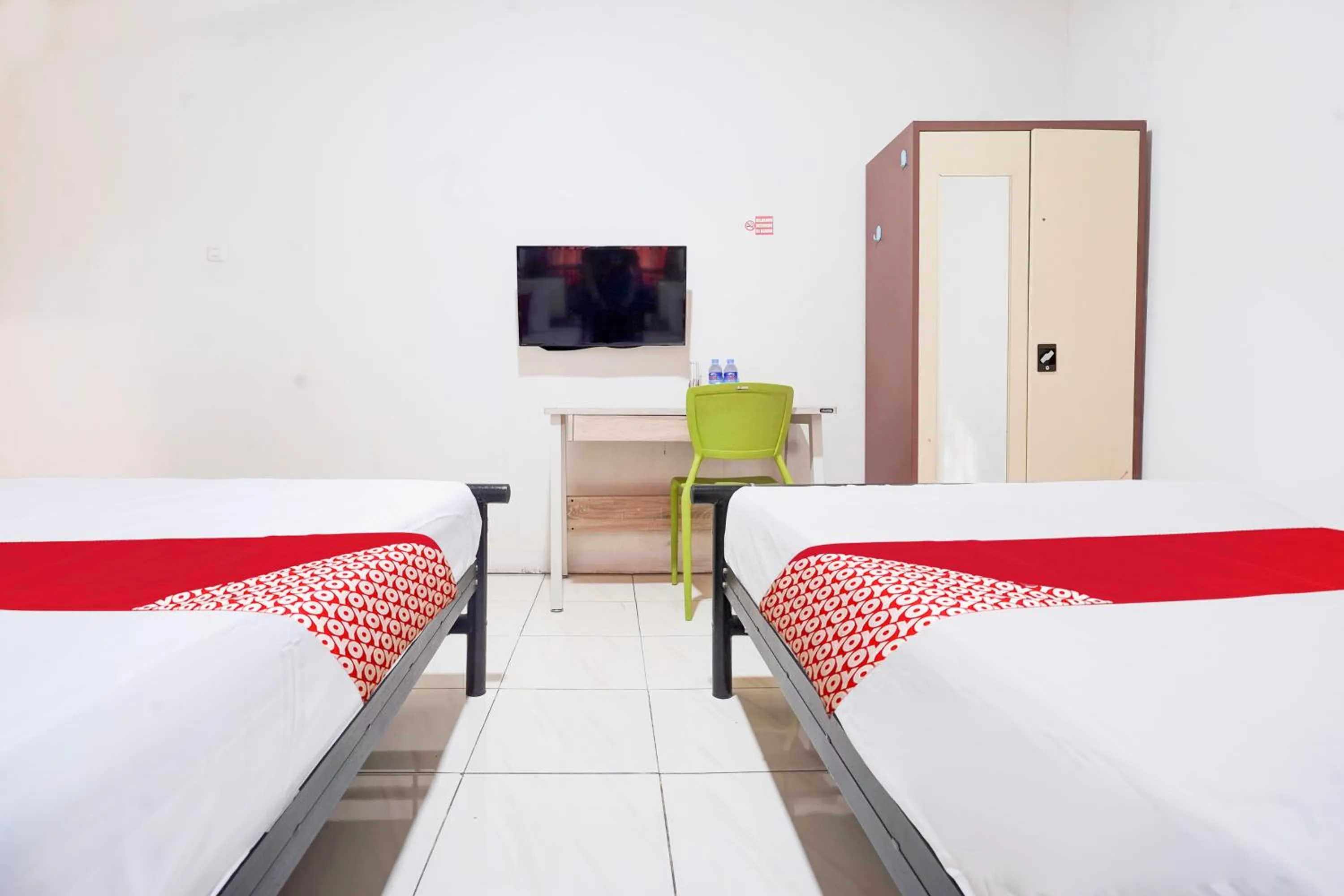 Bedroom, Bed in Hotel O Rappocini Near Rsia Paramount