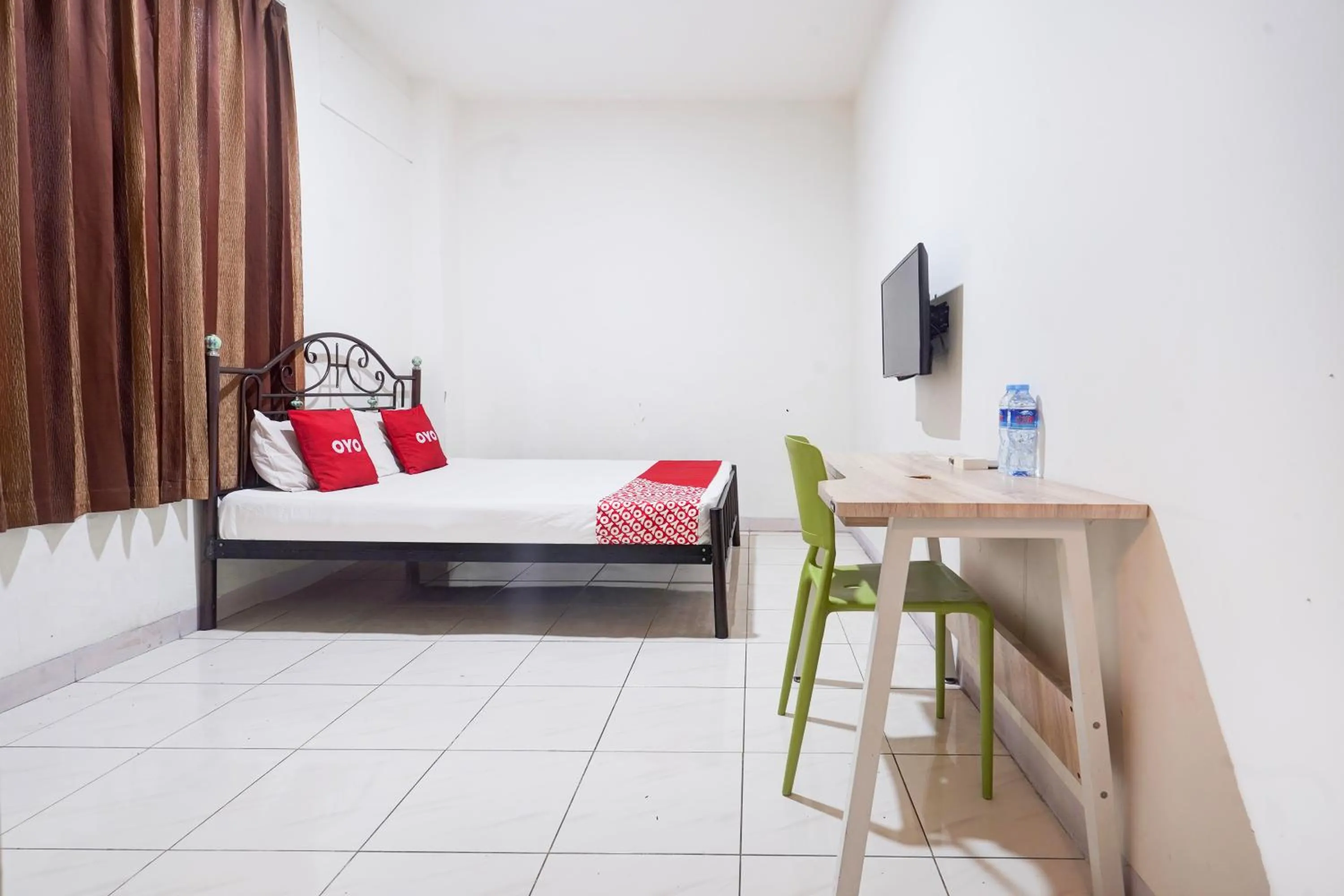 Photo of the whole room, Bed in Hotel O Rappocini Near Rsia Paramount