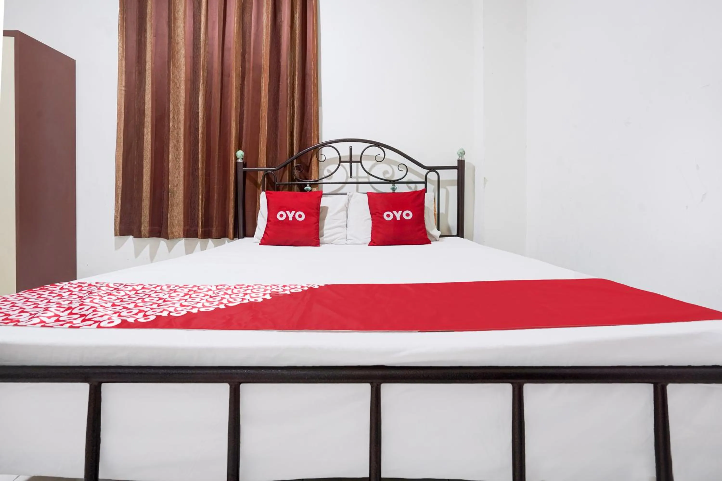 Bedroom, Bed in Hotel O Rappocini Near Rsia Paramount