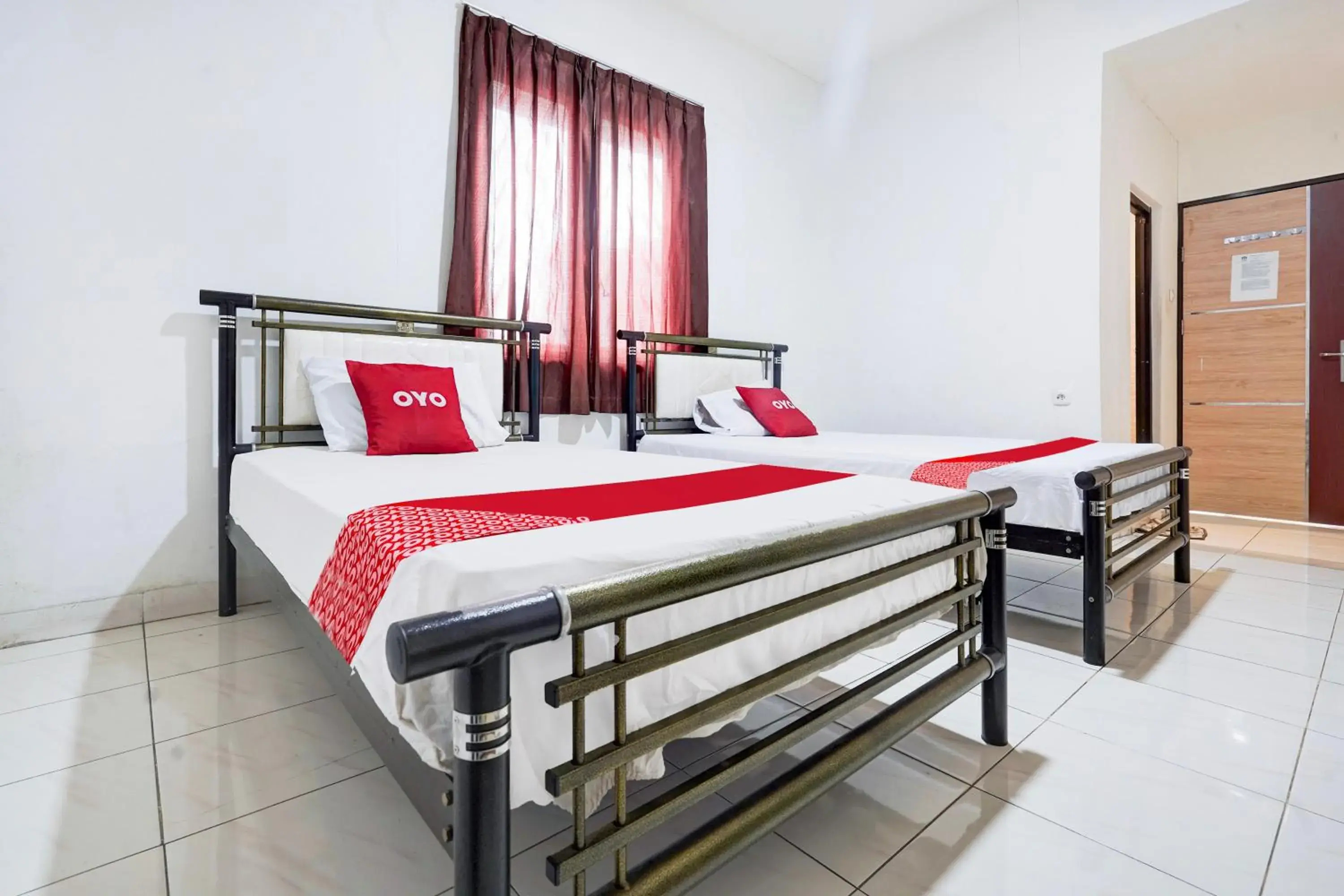 Deluxe Twin Room in Hotel O Rappocini Near Rsia Paramount Deluxe Twin Room in Hotel O Rappocini Near Rsia Paramount