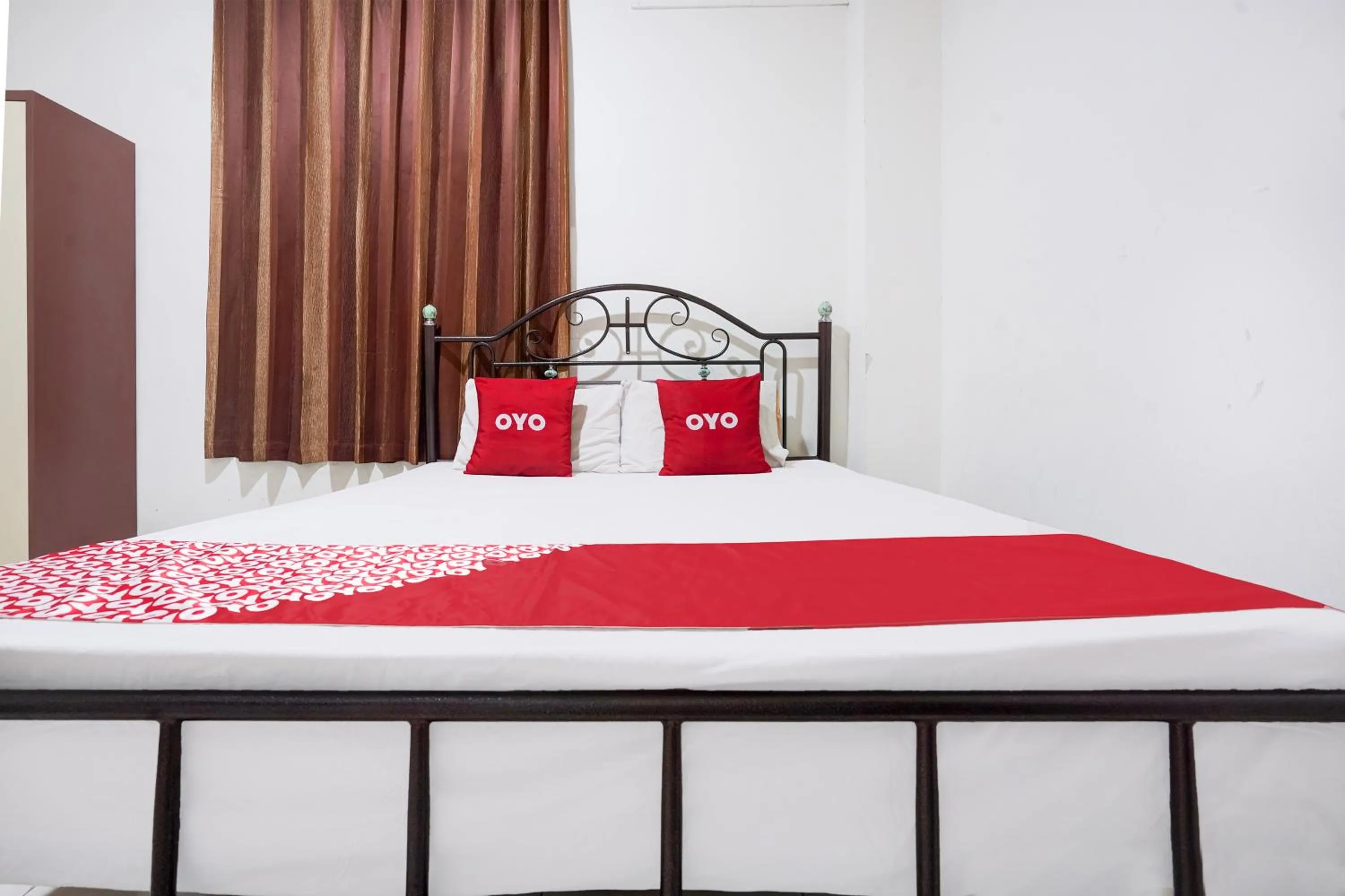 Bedroom, Bed in Hotel O Rappocini Near Rsia Paramount