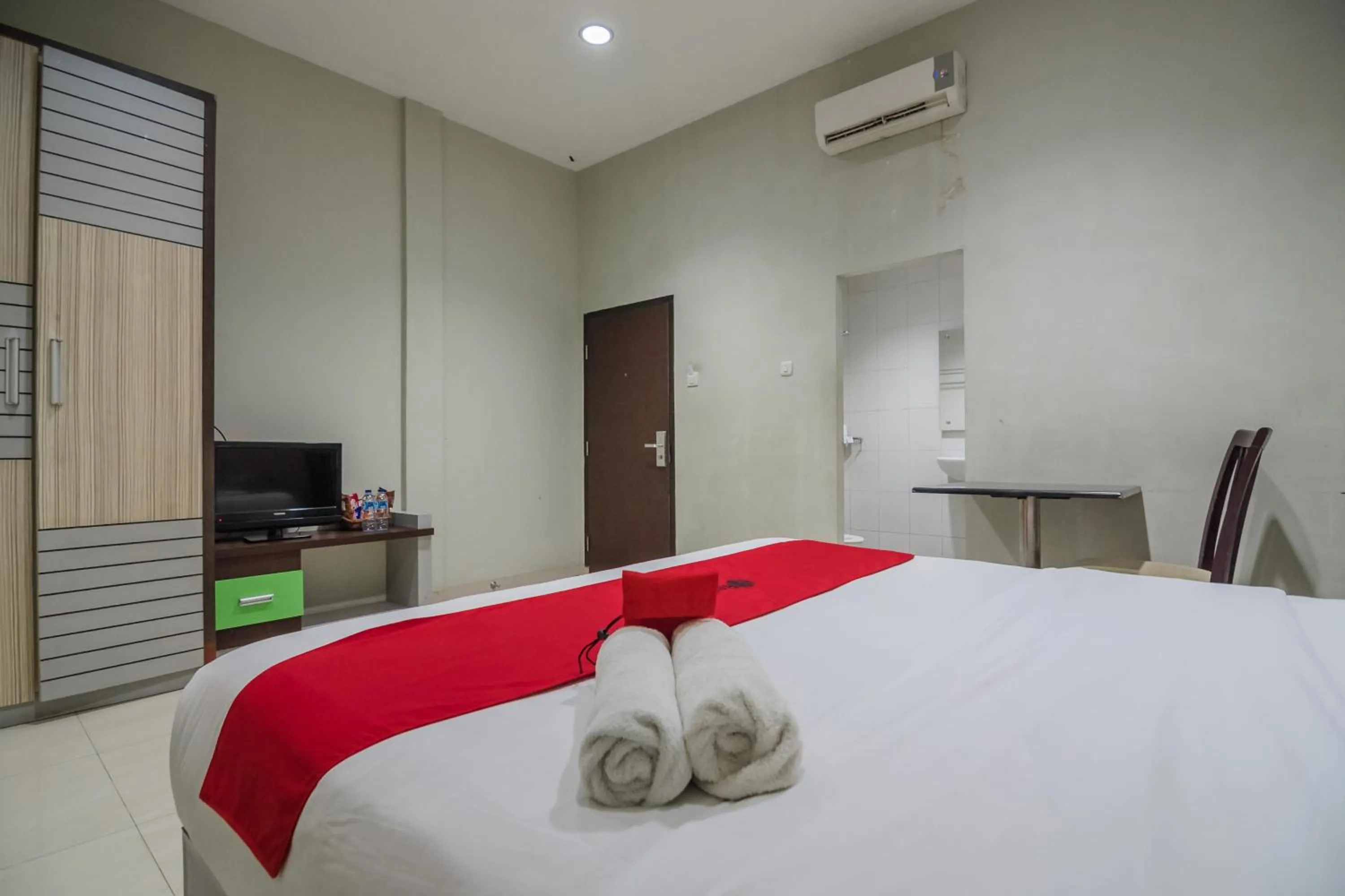 Bedroom in RedDoorz Plus near Simpang Rimbo Jambi