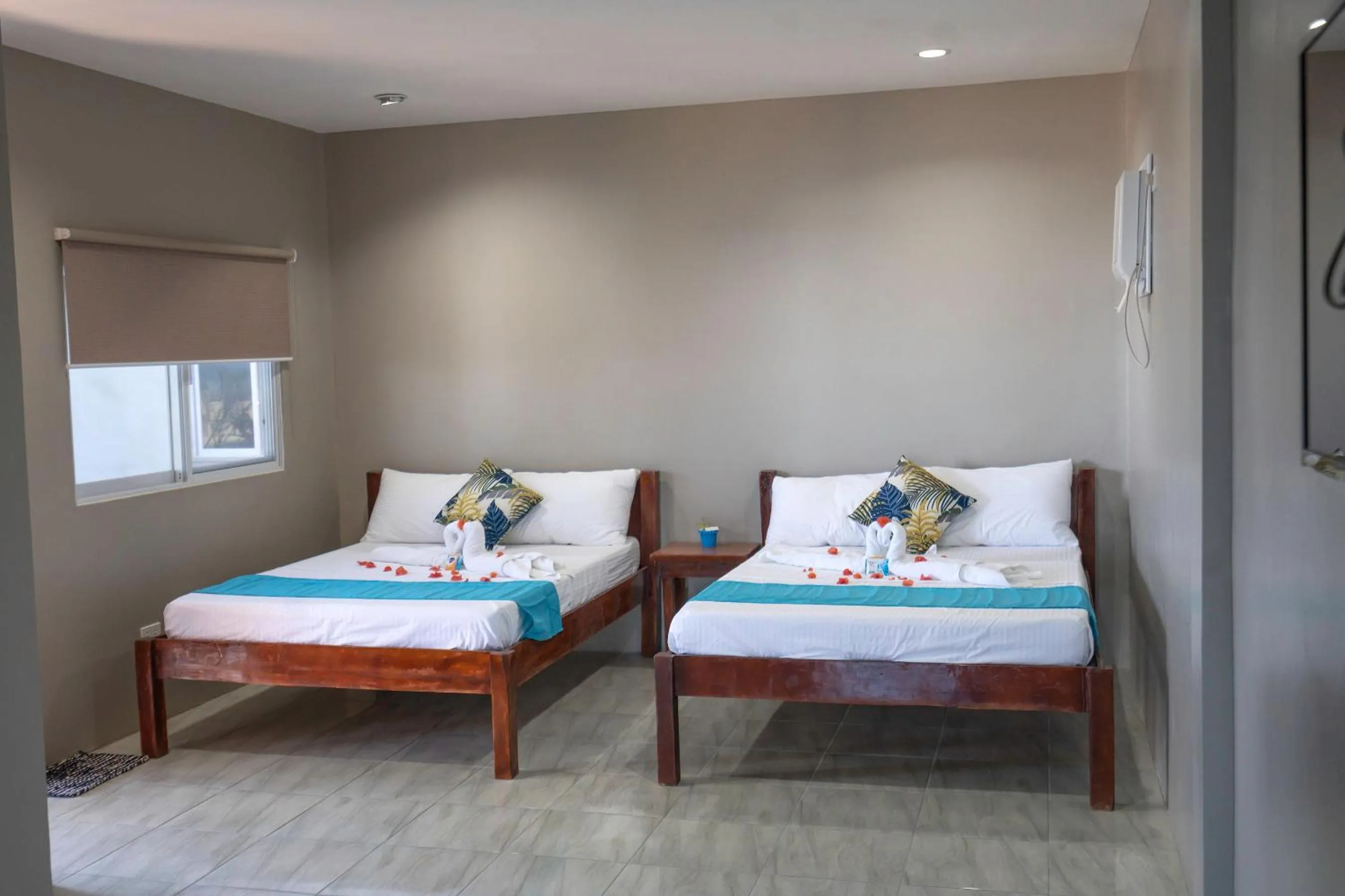 Photo of the whole room, Bed in Sunrise Beach Club Resort Amanecer