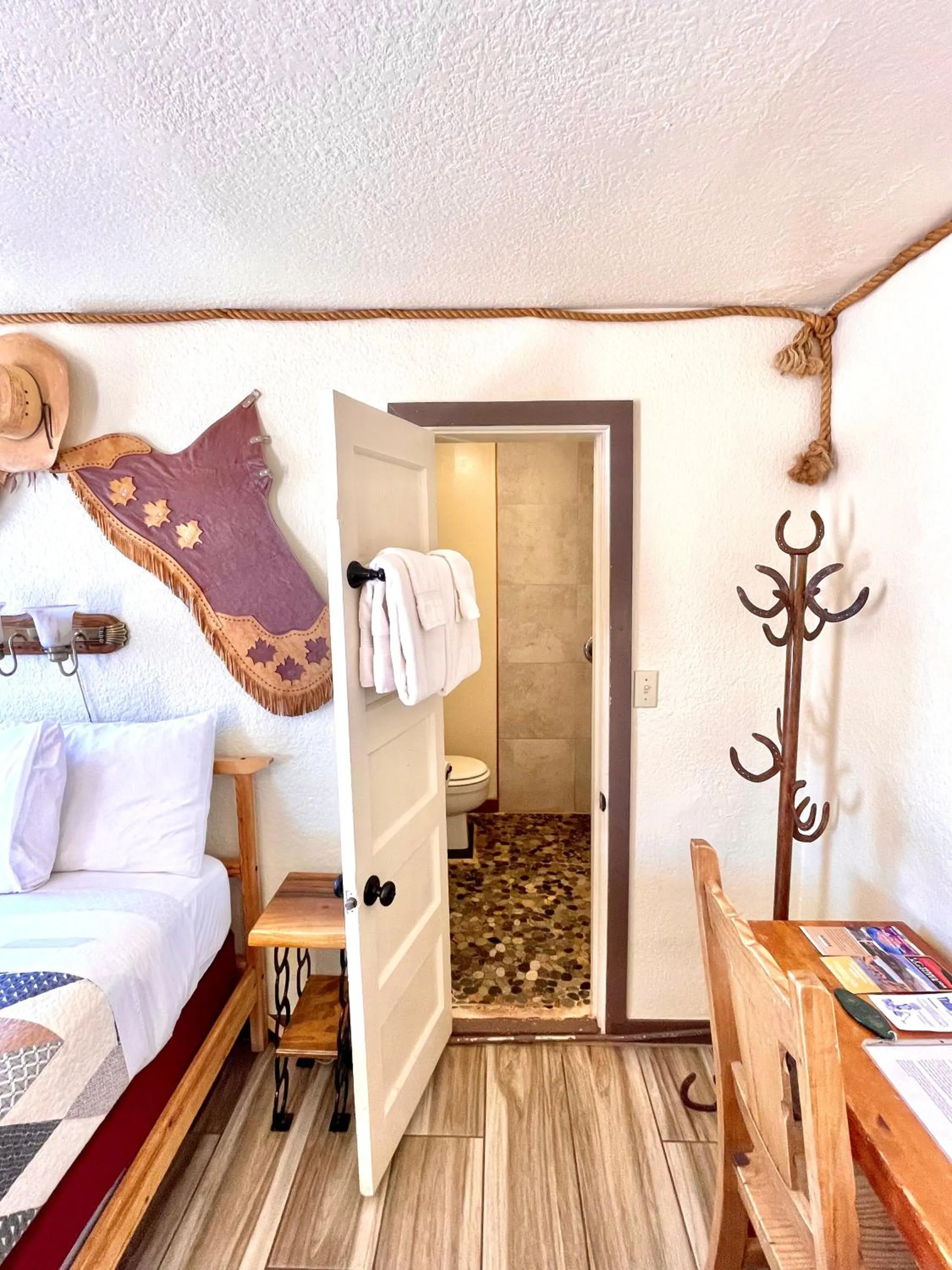 Bathroom, Bed in Lee's Ferry Lodge at Vermilion Cliffs