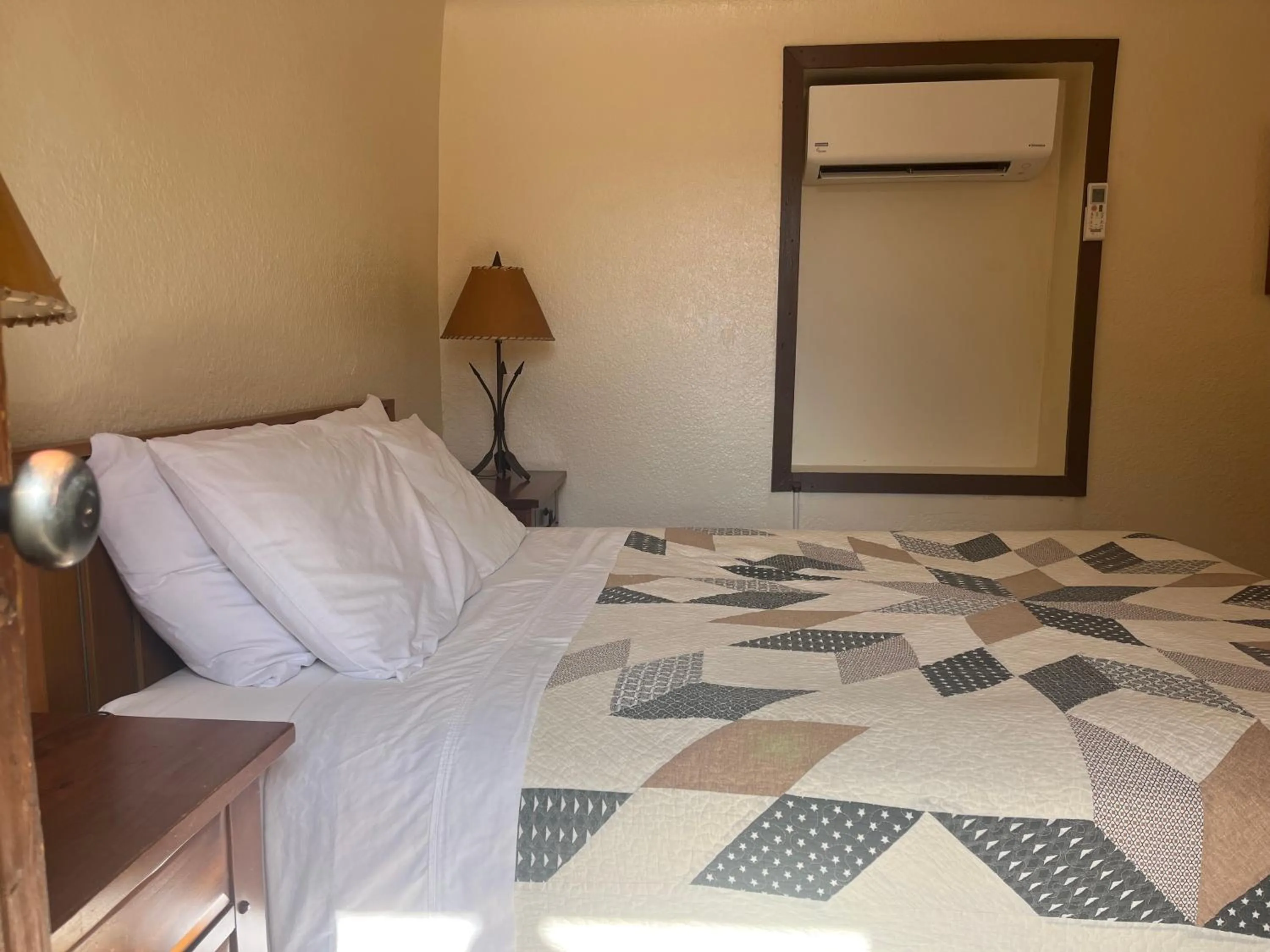 Bed in Lee's Ferry Lodge at Vermilion Cliffs