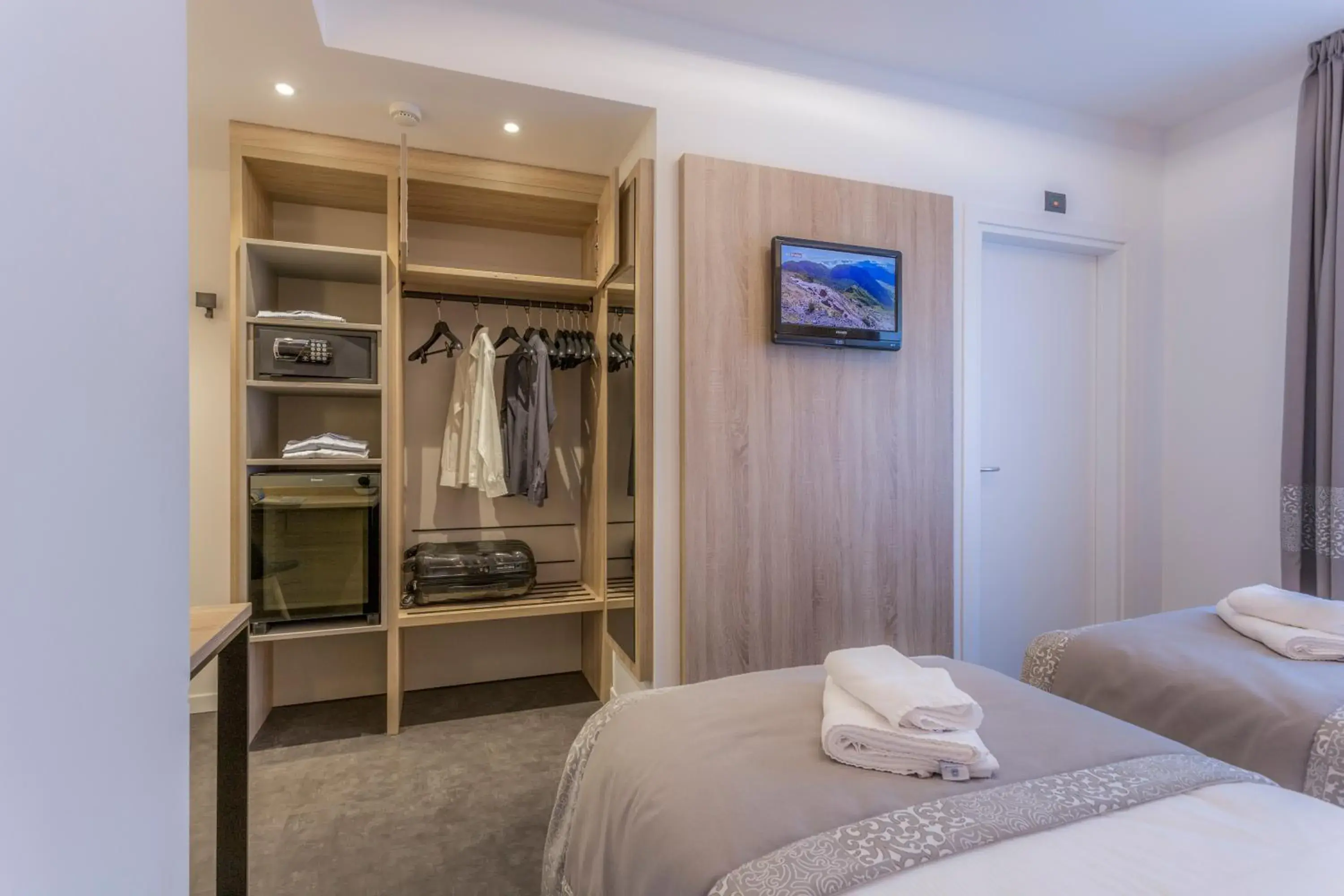 Bedroom, Bed in Tourist Hotel Bedroom, Bed in Tourist Hotel