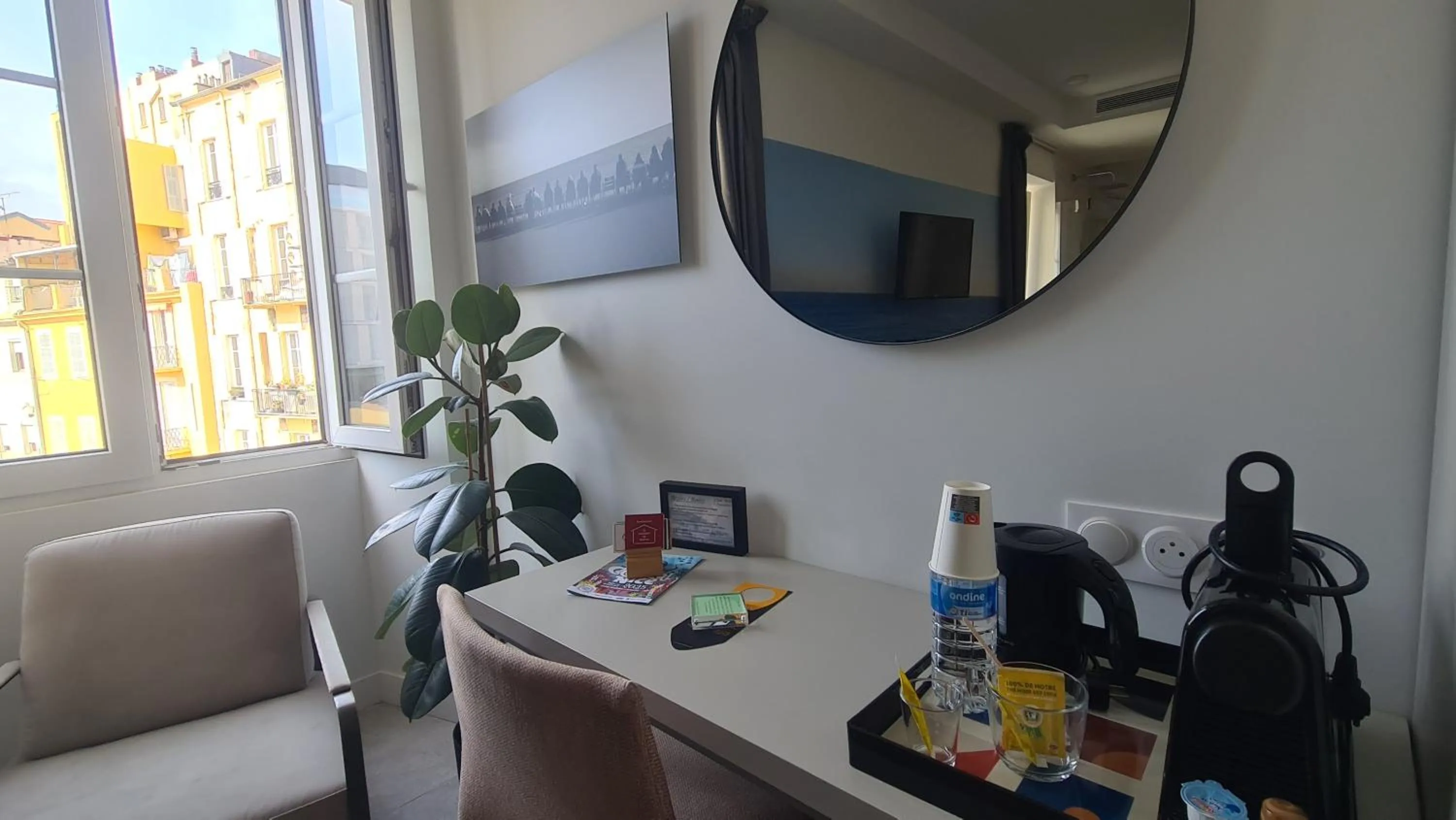 Coffee/tea facilities in Le Petit Trianon et le Charme des Suites