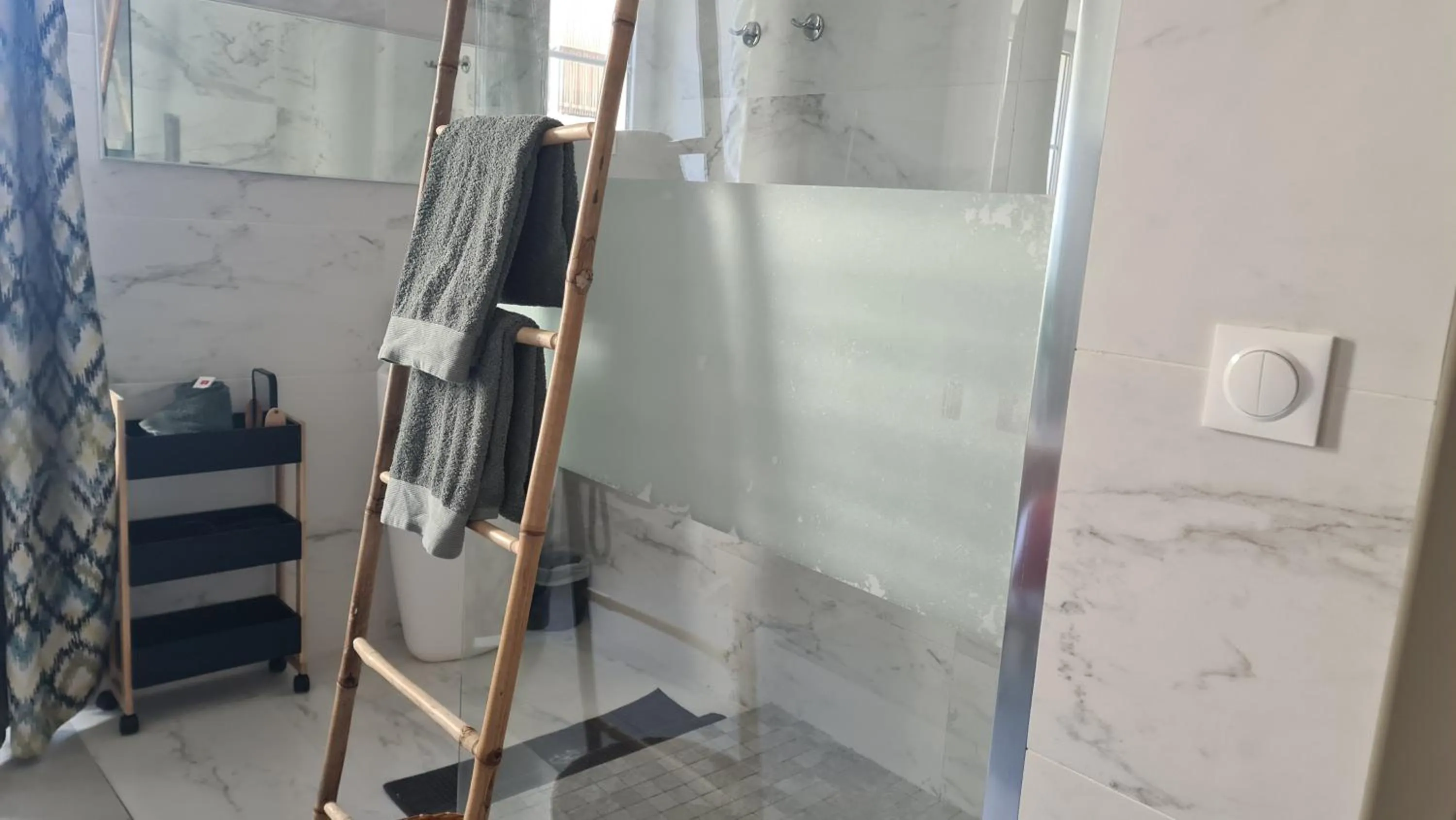 Shower in Le Petit Trianon et le Charme des Suites