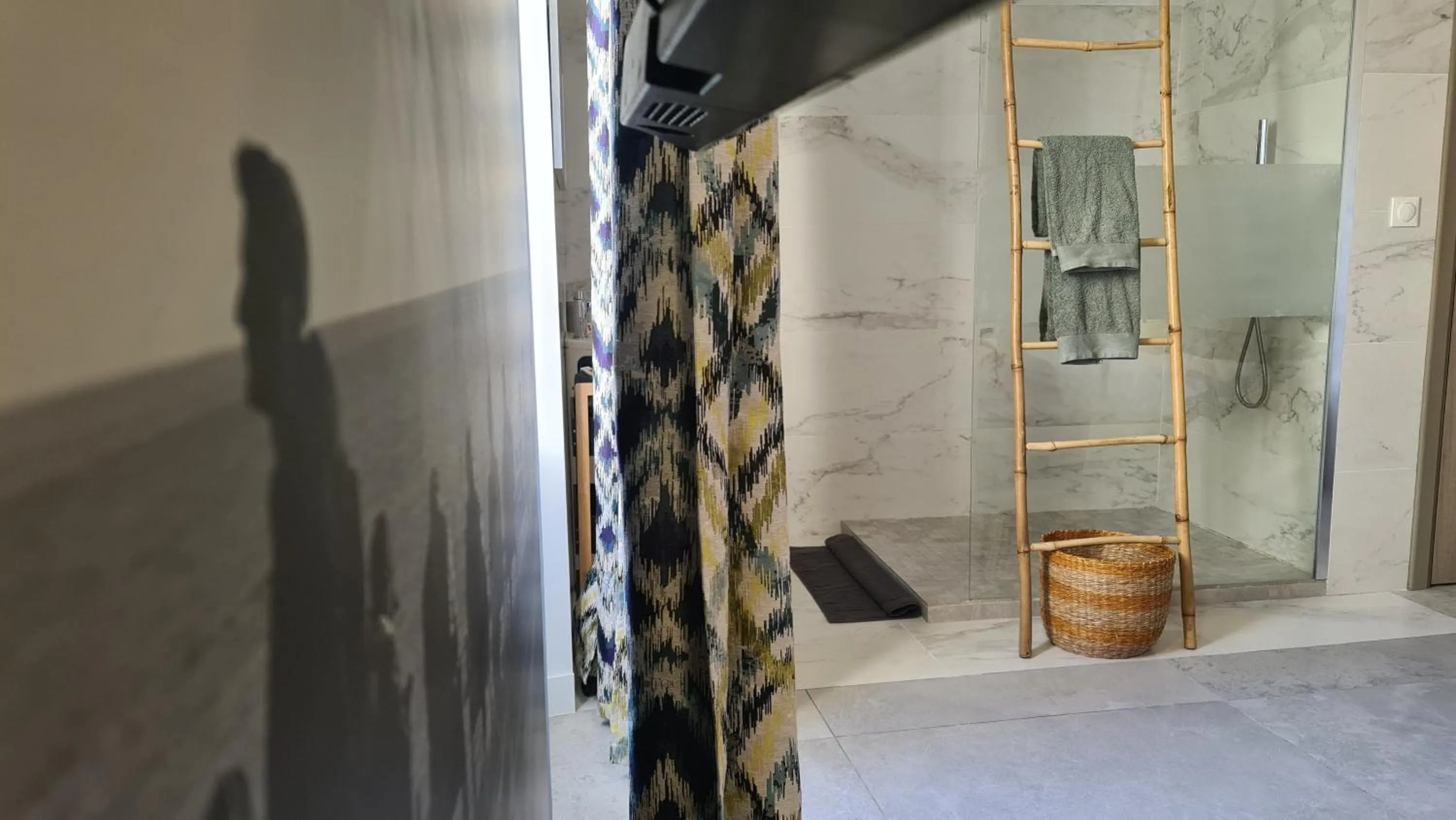 Shower in Le Petit Trianon et le Charme des Suites