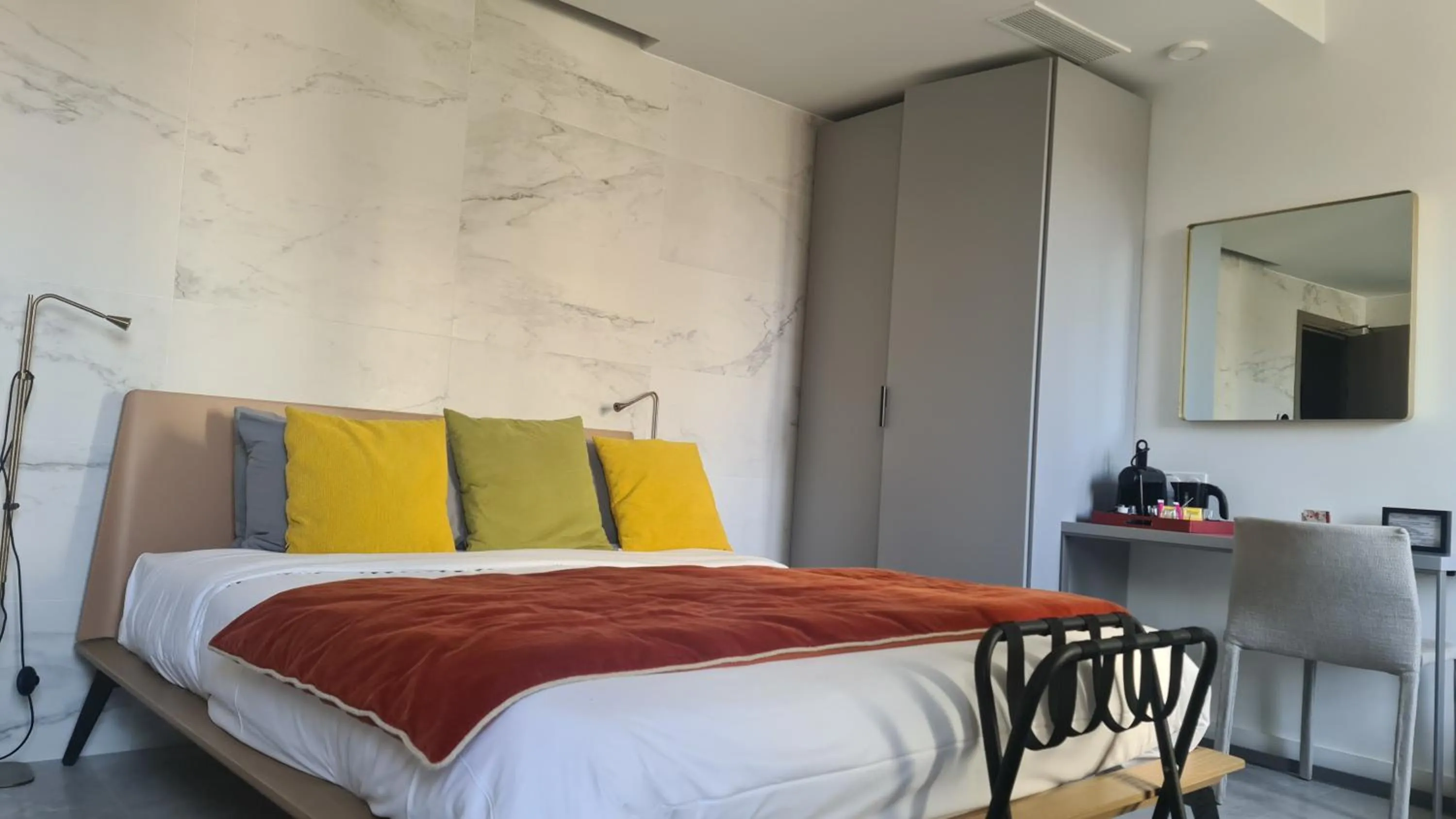 Bed in Le Petit Trianon et le Charme des Suites