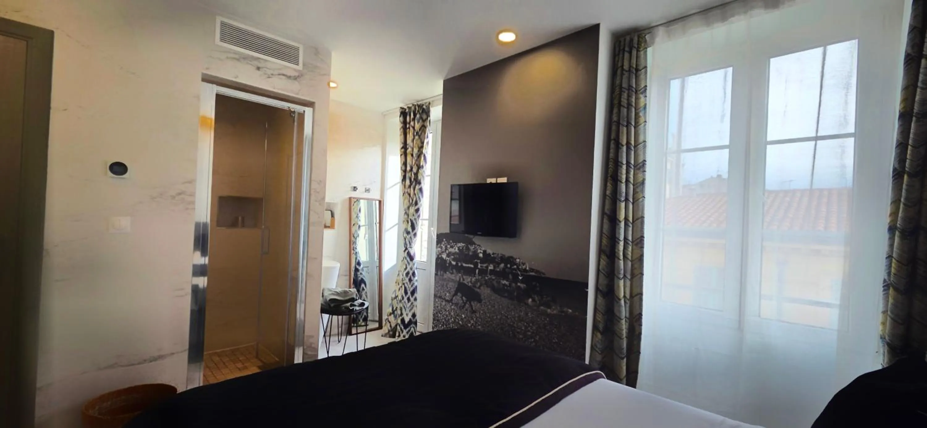 Shower, Bed in Le Petit Trianon et le Charme des Suites