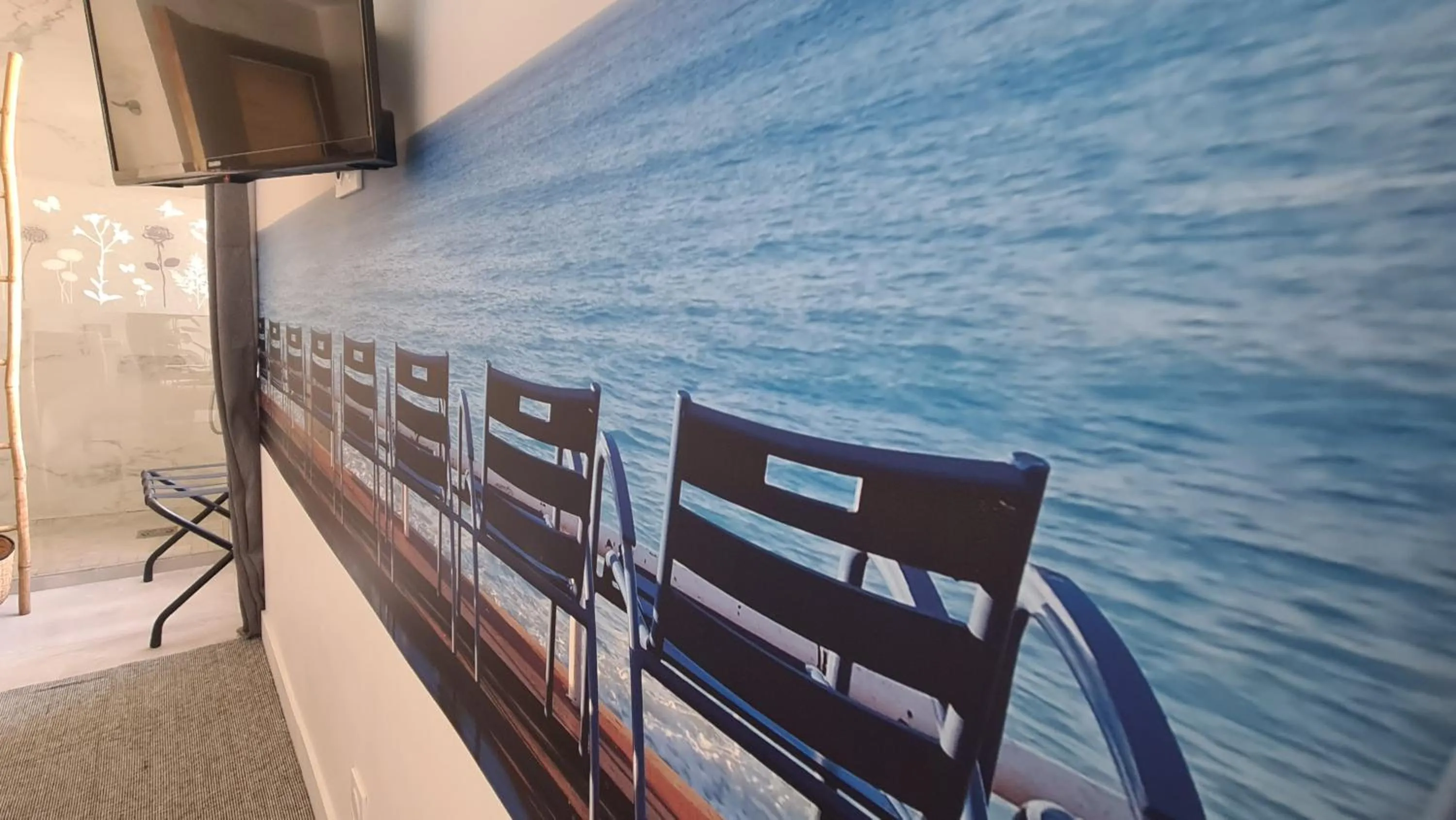 TV and multimedia in Le Petit Trianon et le Charme des Suites