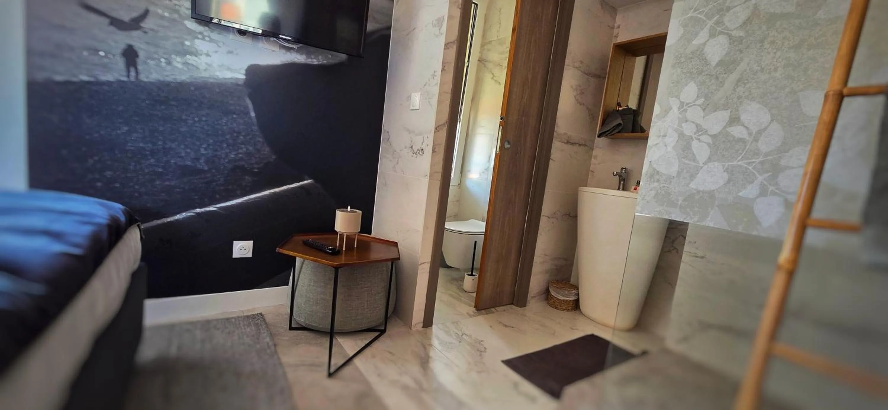 Toilet in Le Petit Trianon et le Charme des Suites