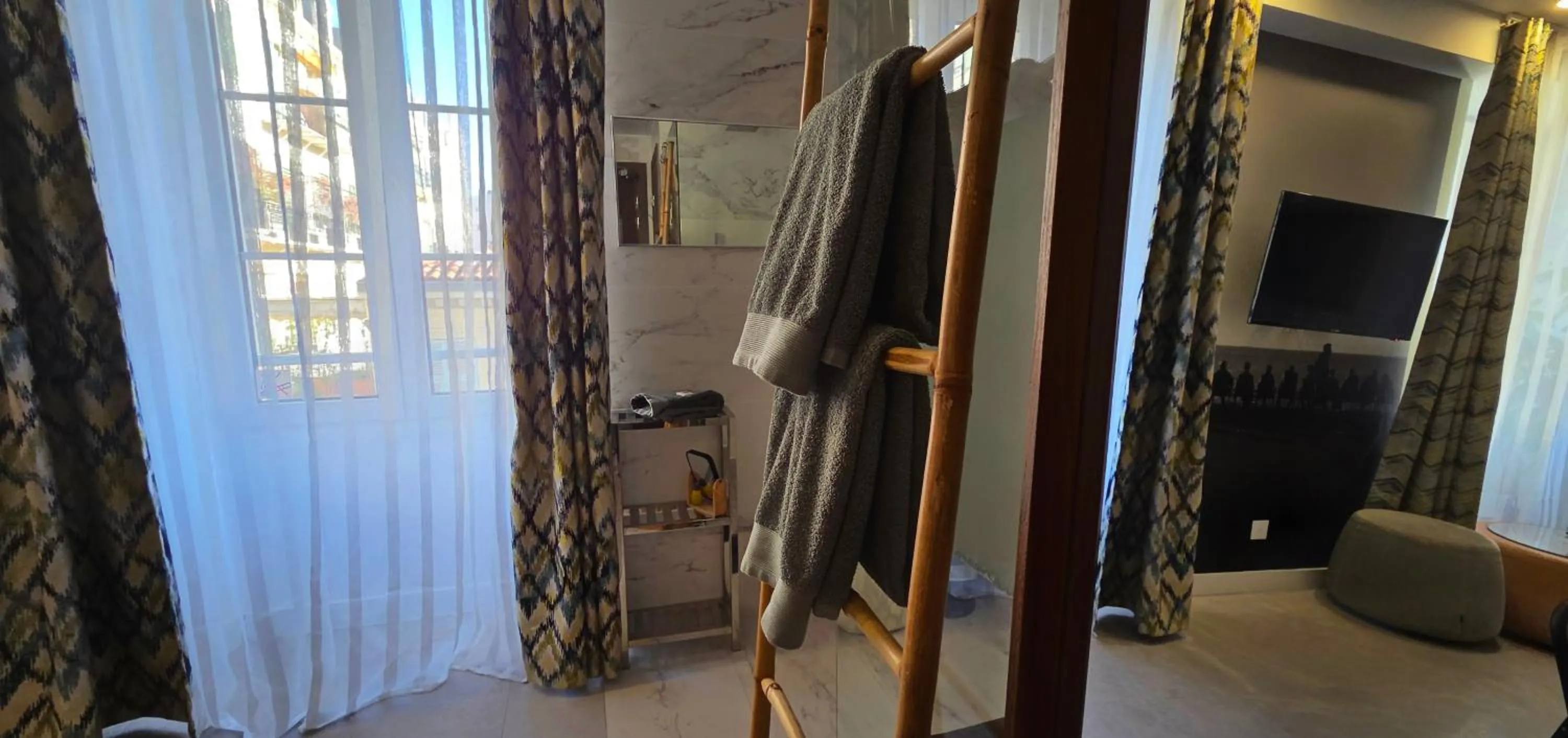 Bathroom in Le Petit Trianon et le Charme des Suites